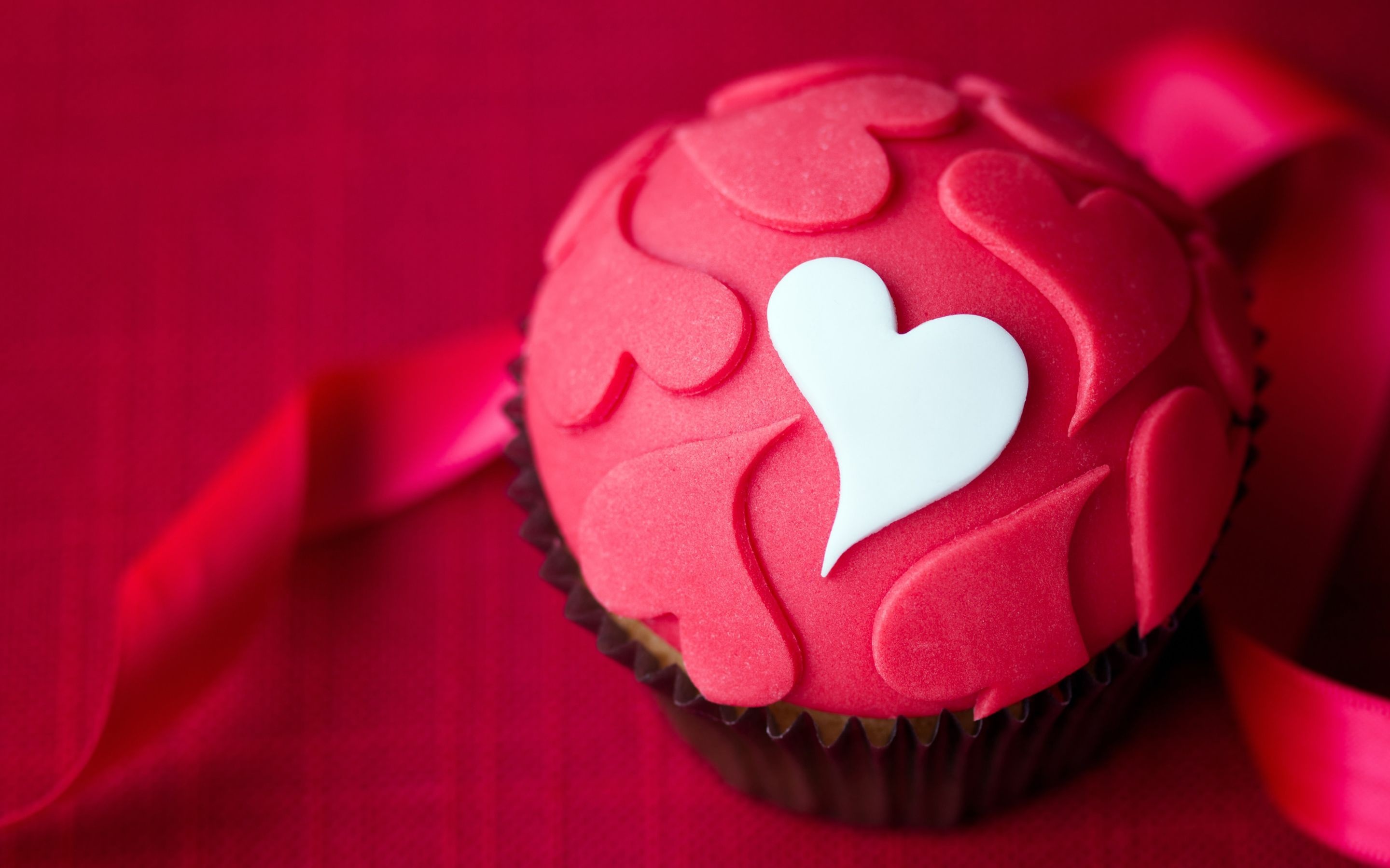 Valentine cupcake, 4K wallpapers, Romantic background, Love theme, 2880x1800 HD Desktop