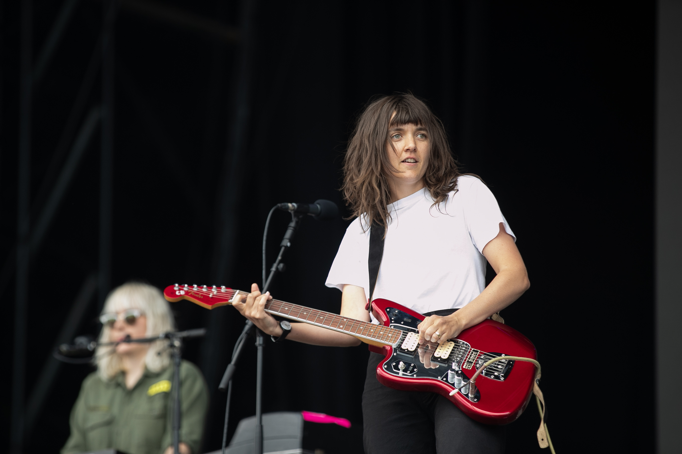 Courtney Barnett live, Captivating performance, Musical energy, Prodigous talent, 2740x1830 HD Desktop