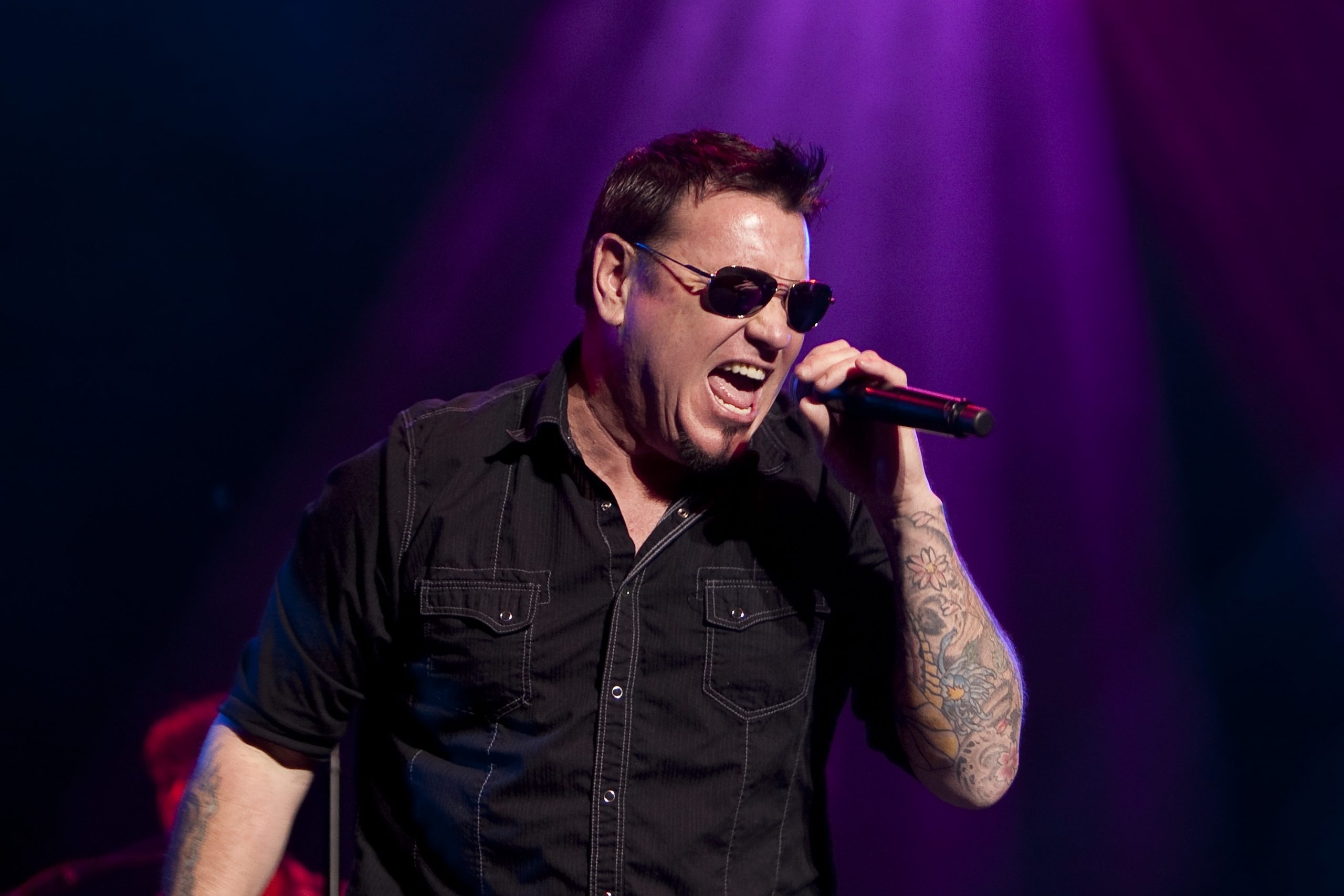 Smash Mouth singer, Food fest incident, Overwhelming crowd, Fan's bread, 2560x1710 HD Desktop