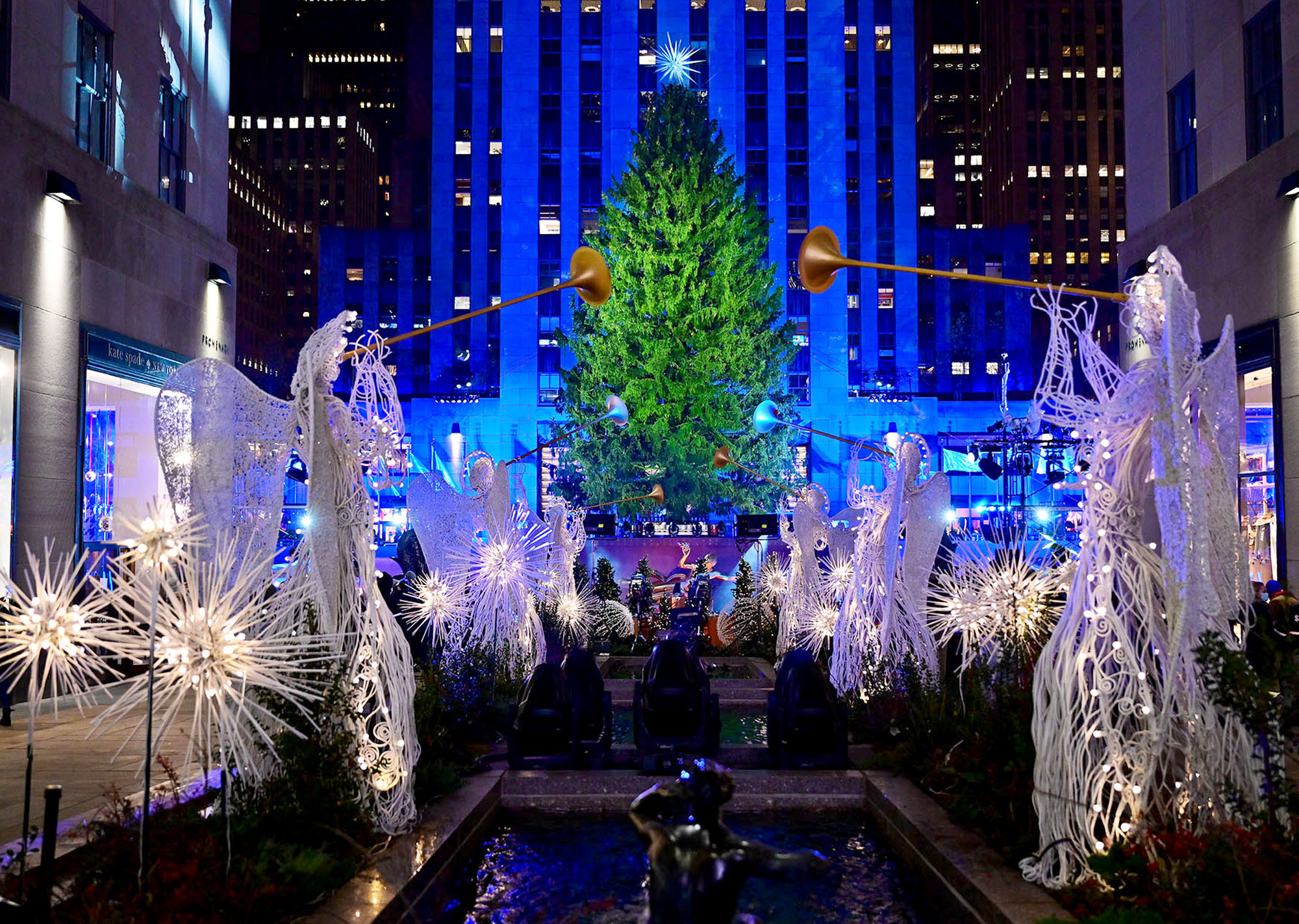 Street decorations, New York Christmas Wallpaper, 2000x1430 HD Desktop