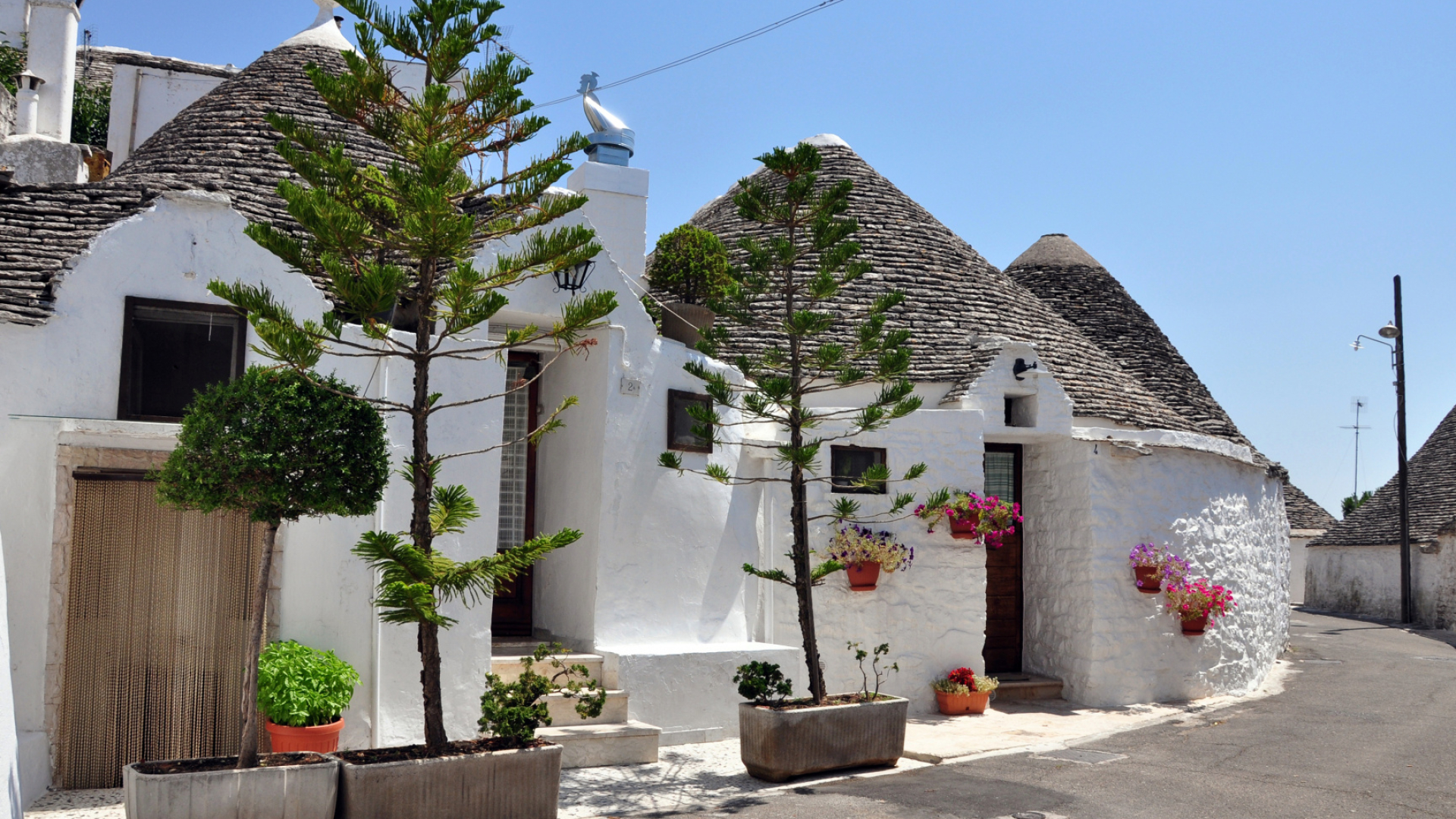 Italy's hidden gem, Quaint trulli houses, Vibrant city streets, 1920x1080 Full HD Desktop