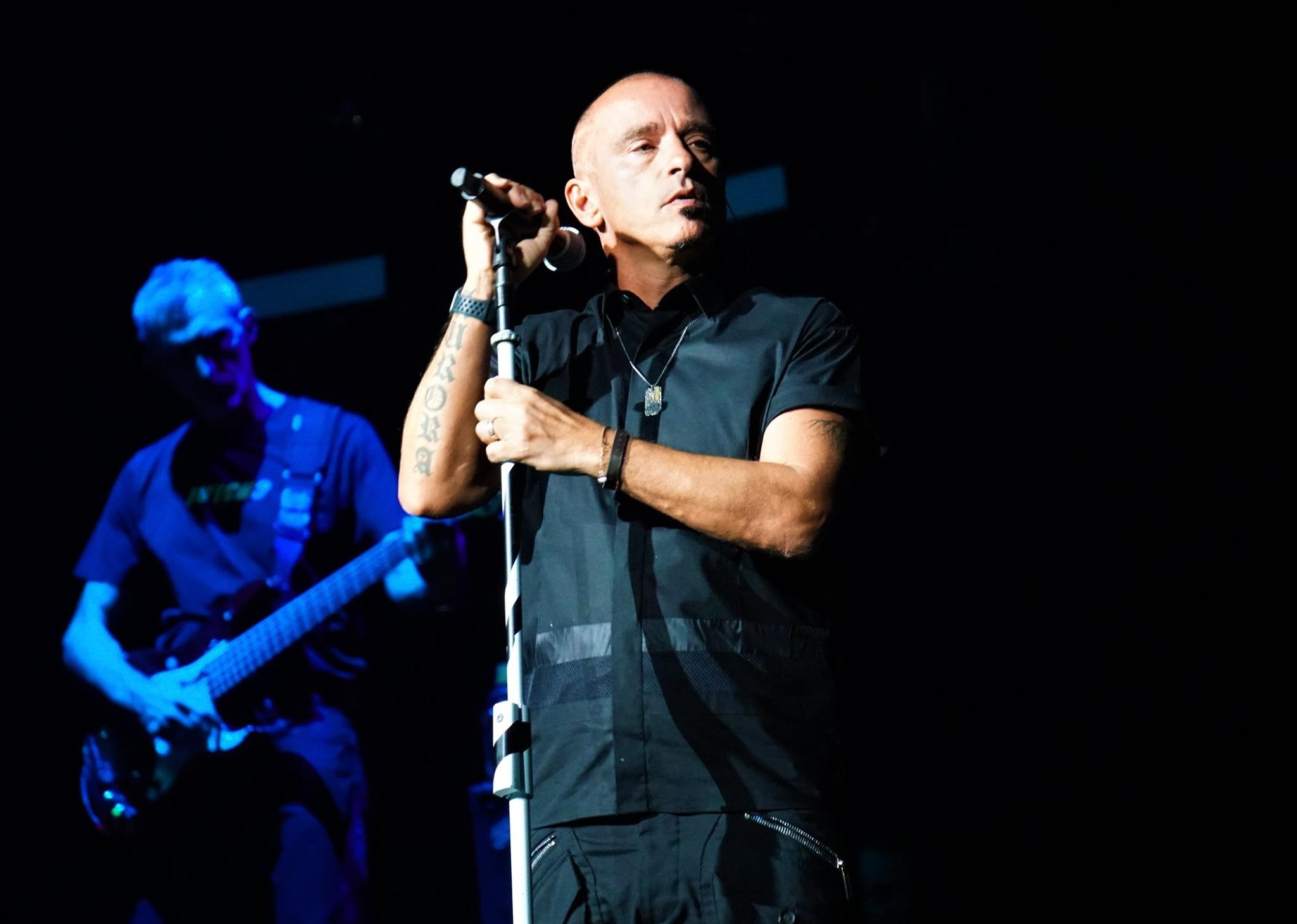 Eros Ramazzotti, Movistar Arena, Iconic Music, Live Performance, 2050x1460 HD Desktop