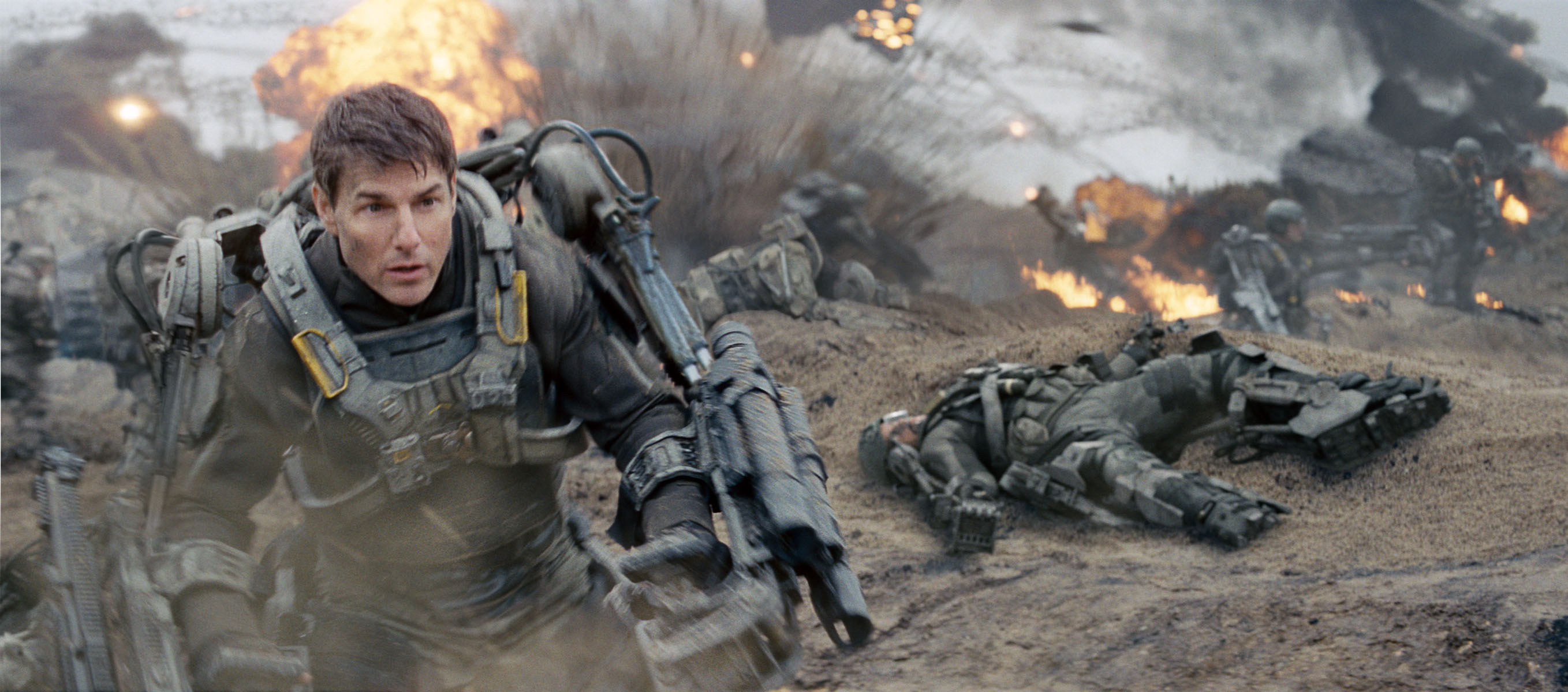 Edge of Tomorrow, Stunning imagery, Tom Cruise and Emily Blunt, Sci-fi adventure, 2720x1200 Dual Screen Desktop