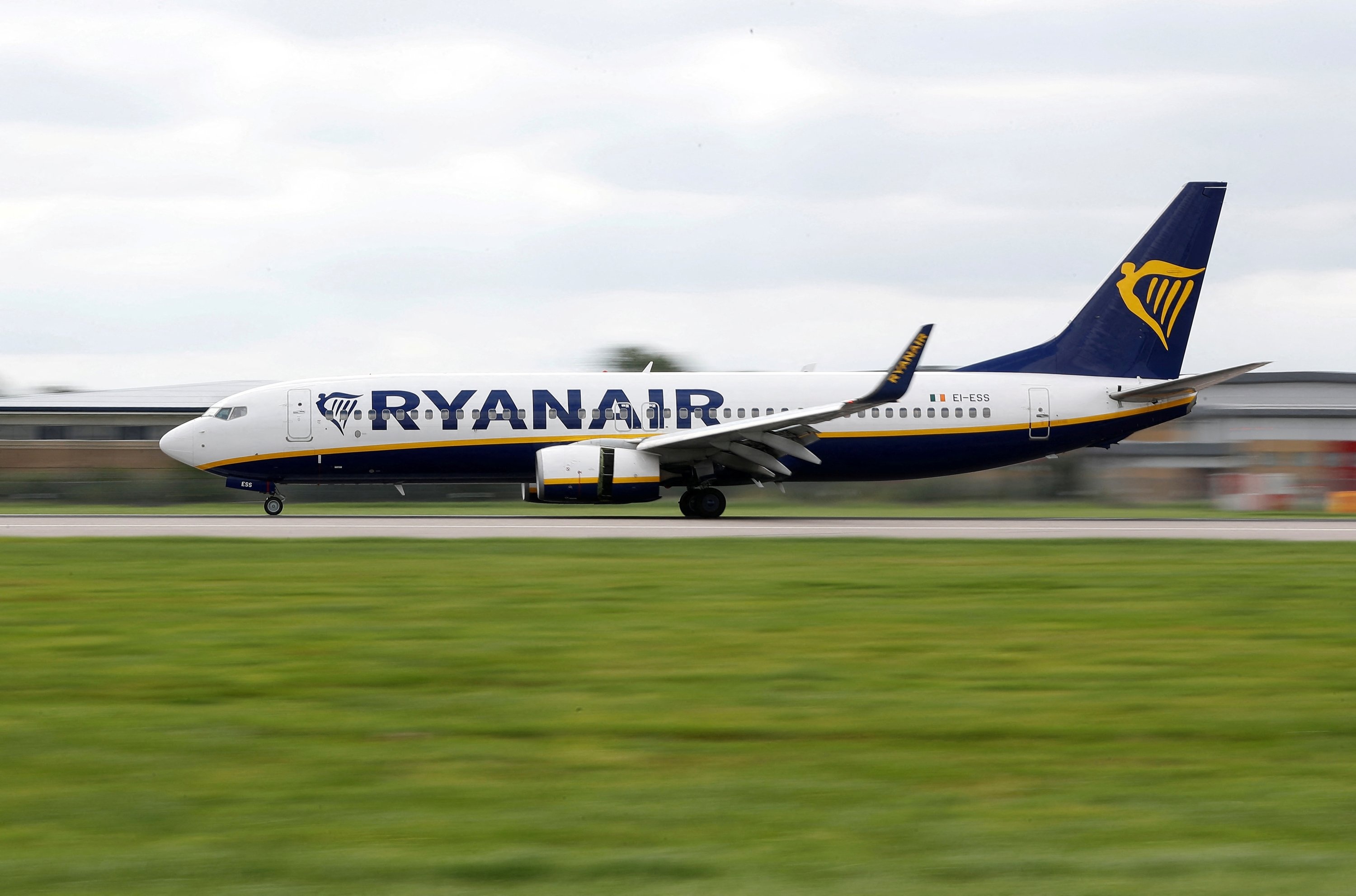 Ryanair, Travels, Quarterly loss, Hopeful for summer season, 3000x1990 HD Desktop