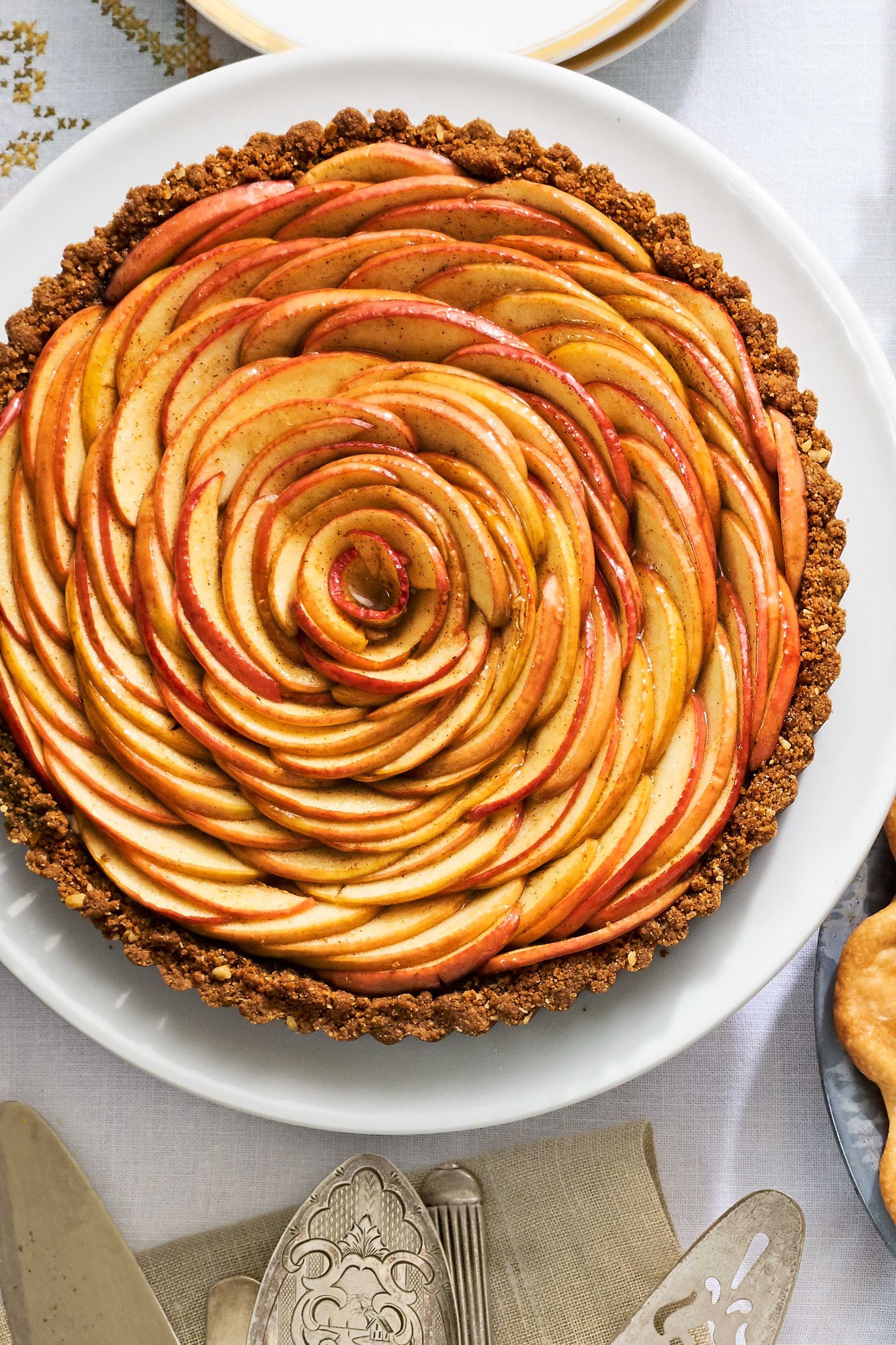 Apple blossom tart, Irresistibly fragrant dessert, Show-stopping presentation, Perfectly spiced, 2000x3000 HD Phone