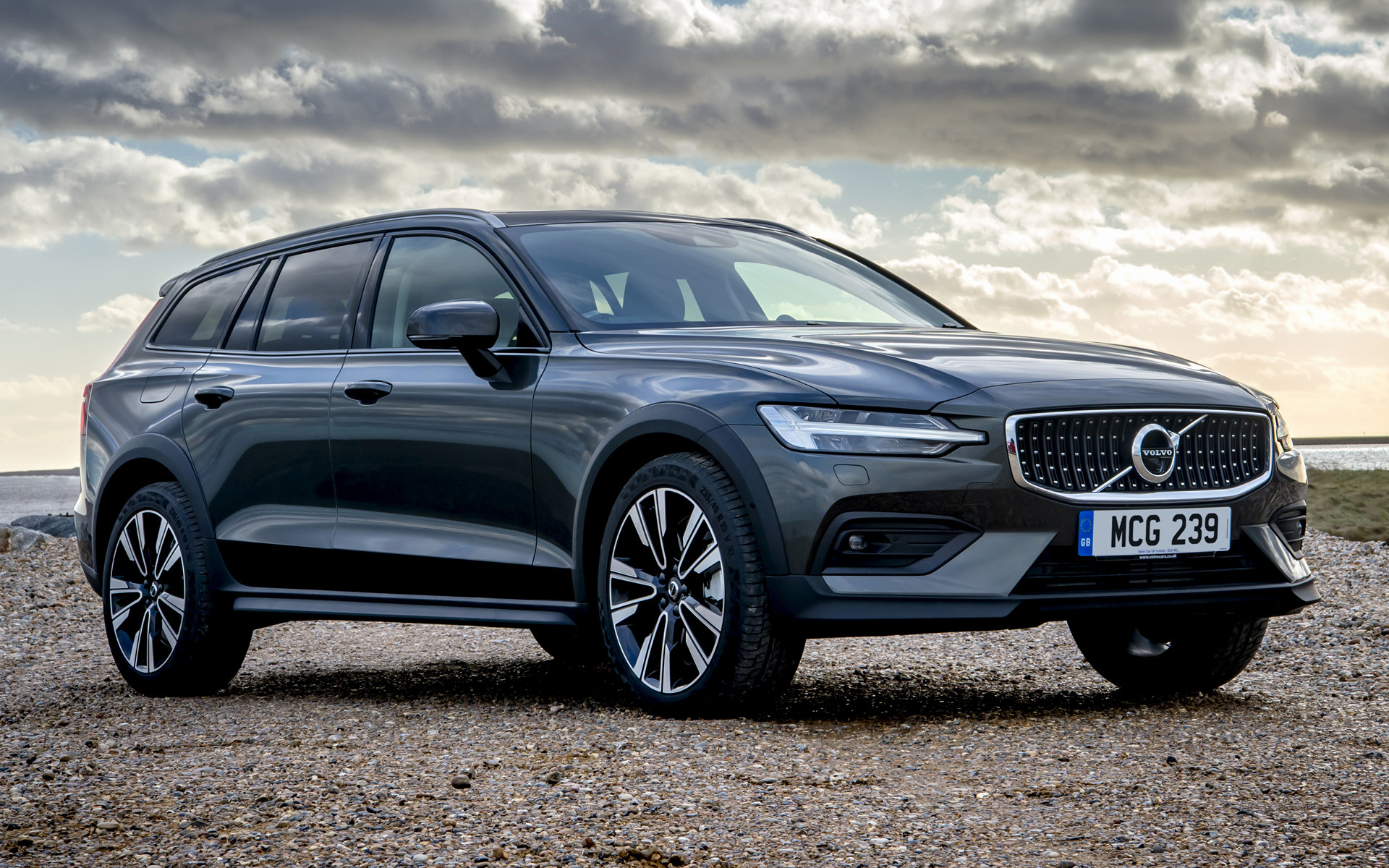 Volvo V60, Cross Country edition, UK wallpapers, Adventure-ready, 1920x1200 HD Desktop