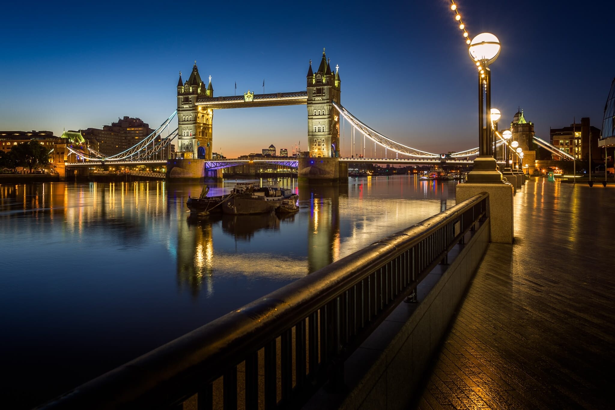 London Bridge, Iconic landmark, Travel destination, Famous bridge, 2050x1370 HD Desktop