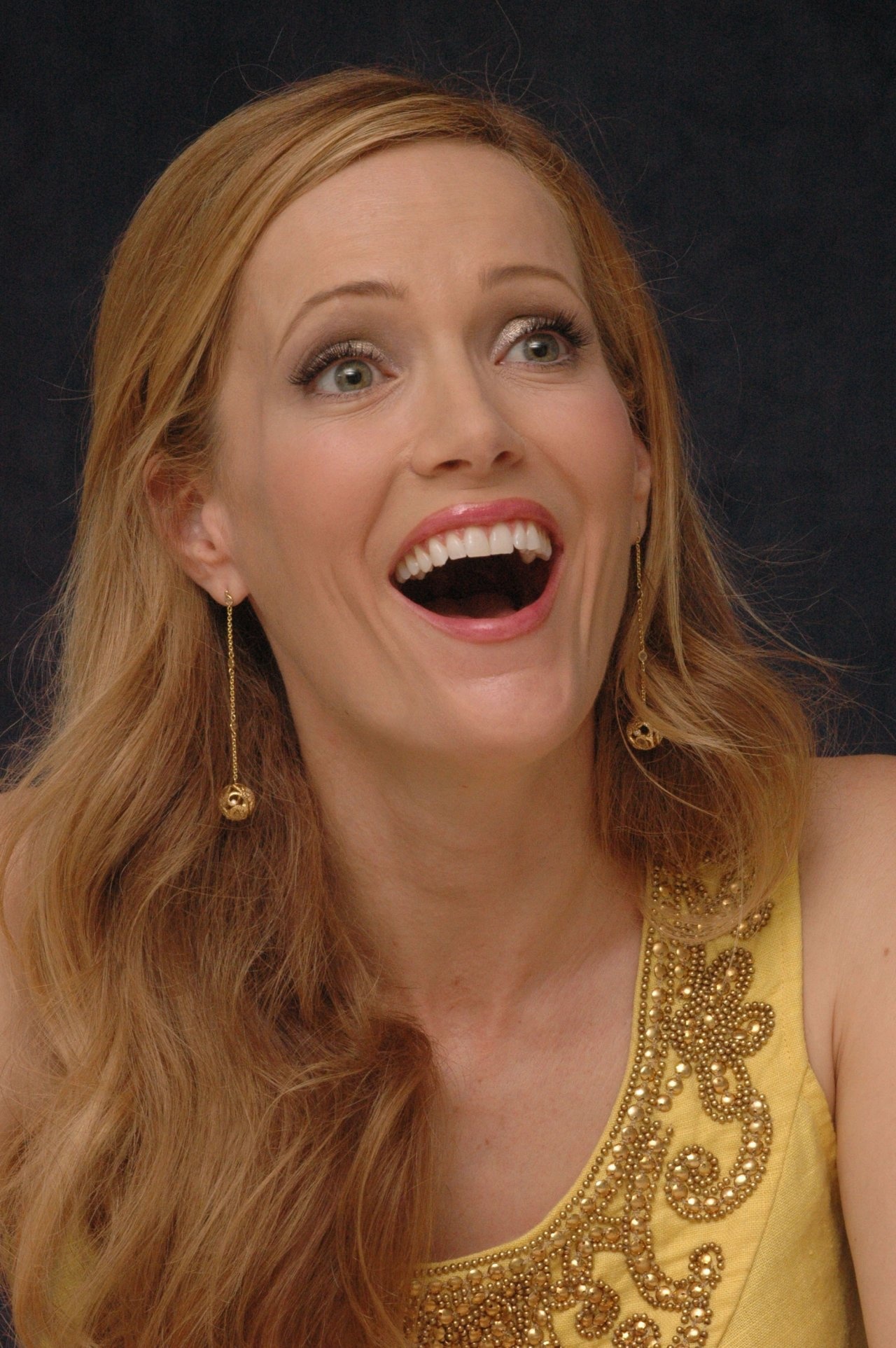 Leslie Mann, Glamourous photos, Fanpop gallery, Actress, 1280x1930 HD Phone