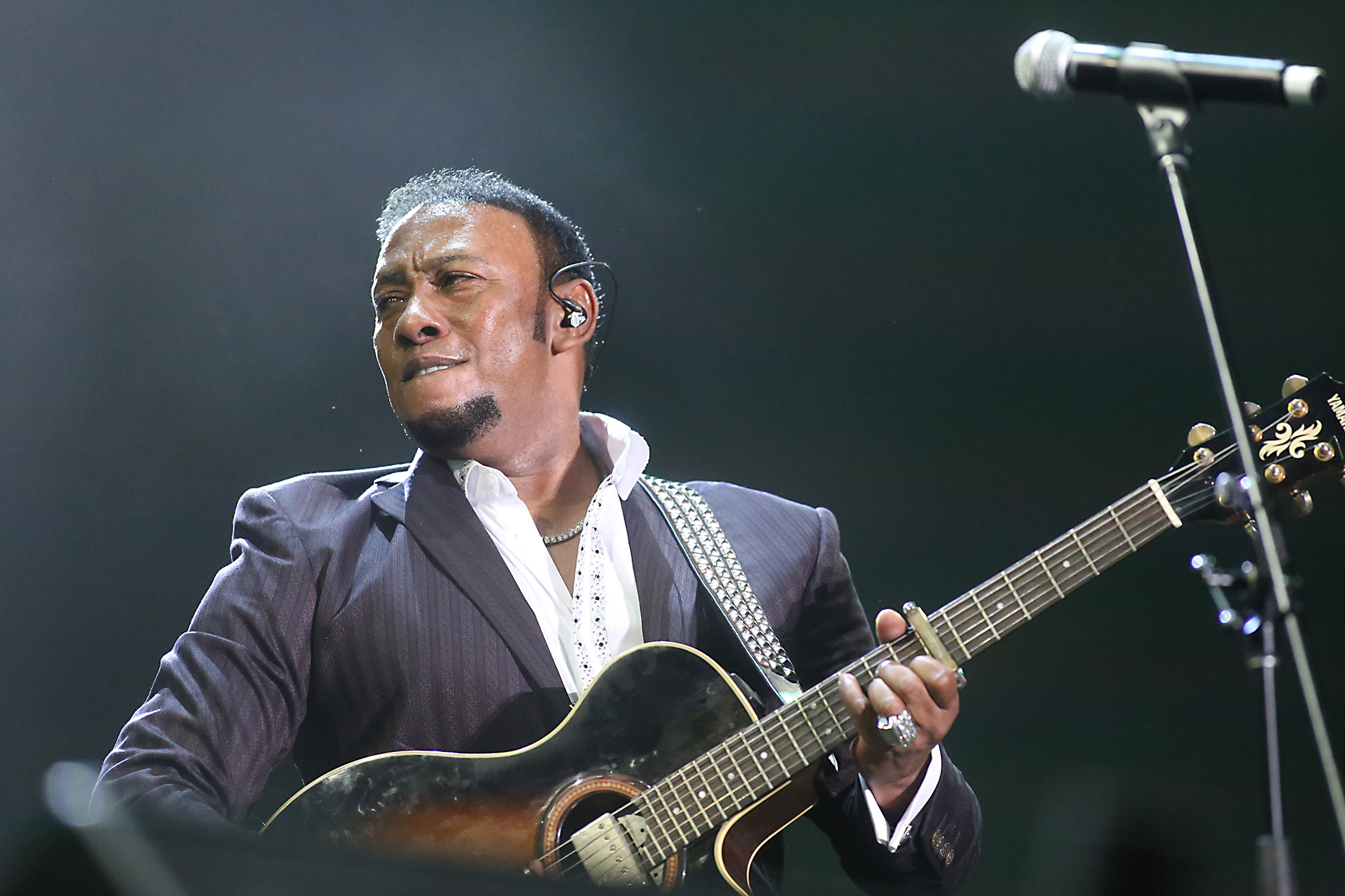 Antony Santos, Bombazo Navideo, AplatanaoNews announcement, Exciting holiday release, 2100x1400 HD Desktop