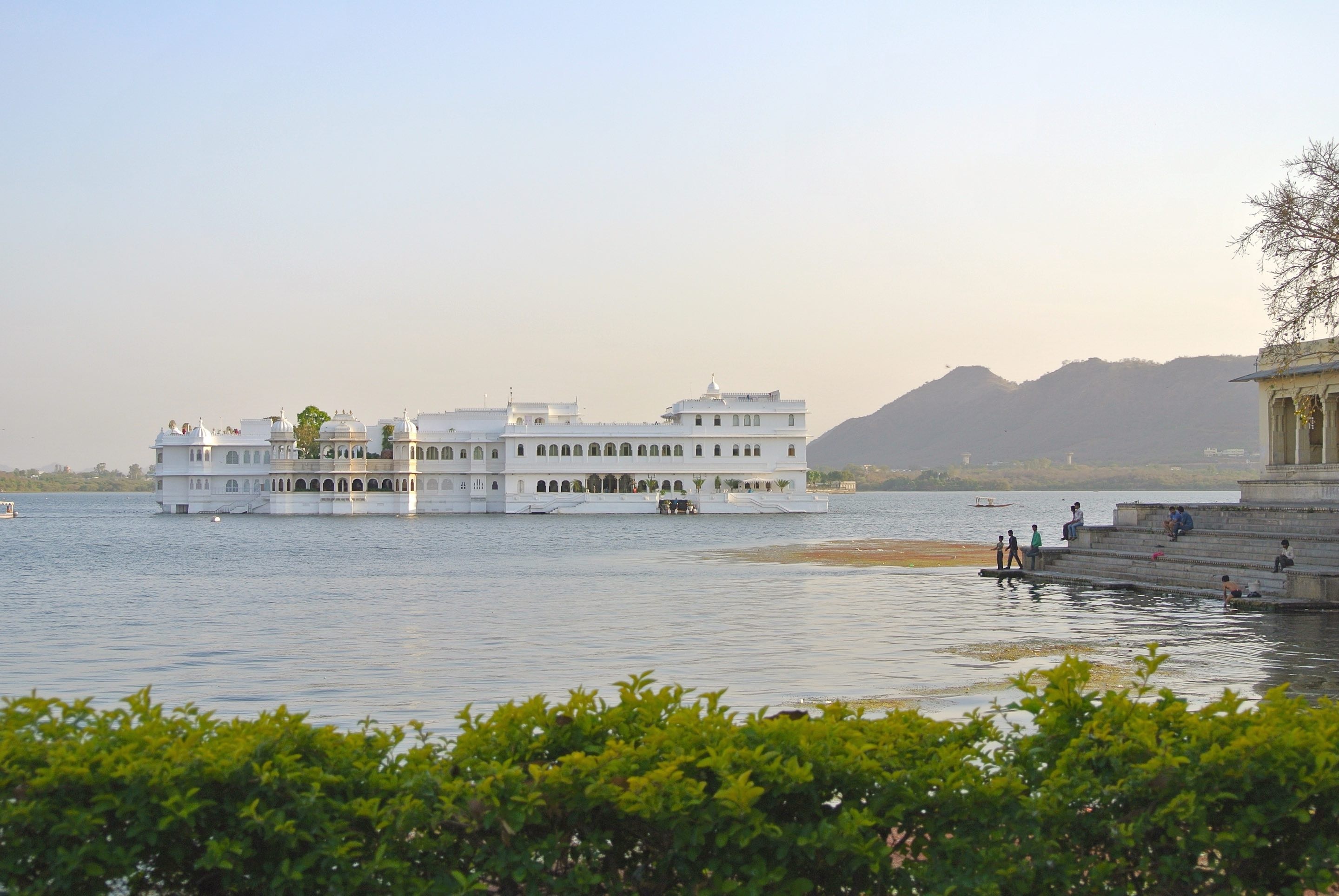 Lake Pichola, Udaipur, Rajasthan, Hip shelters in India, 2880x1930 HD Desktop