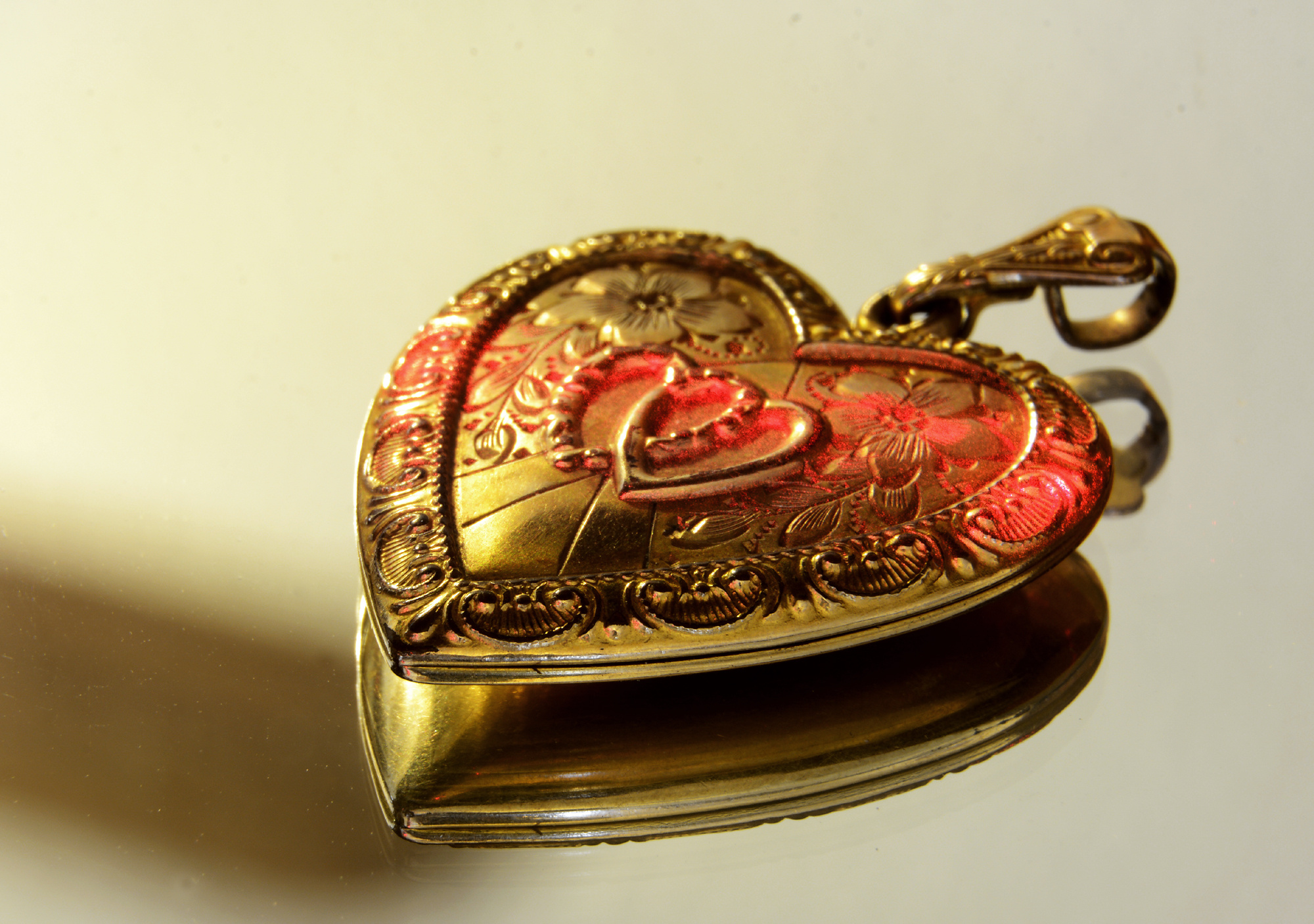 Gold brass locket, macro photography, jewellery, product design, 2000x1410 HD Desktop