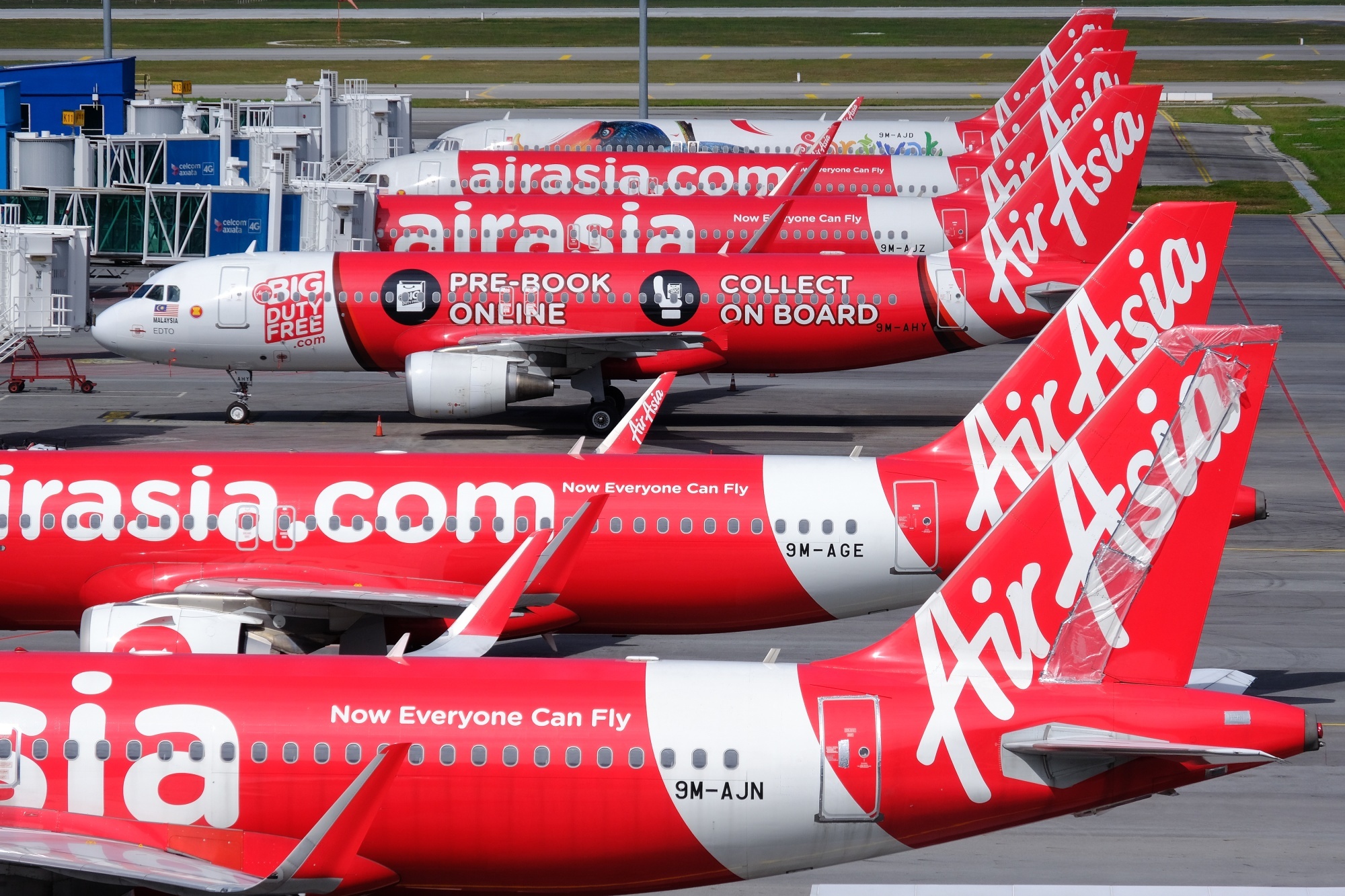 AirAsia shares decline, Record loss, Punishing year, Bloomberg news, 2000x1340 HD Desktop