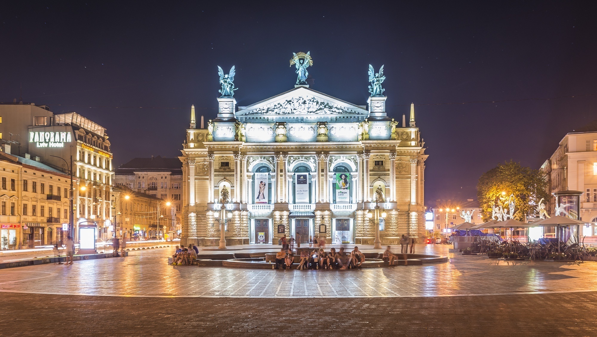 City of Lviv, Urban photo, Ukrainian people, Atmospheric, 2000x1140 HD Desktop