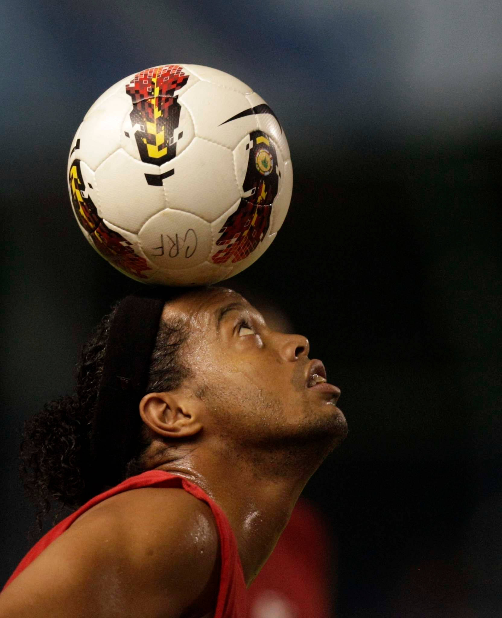 Ronaldinho, Nike Total 90 ball, balancing ball on forehead, HD Phone wallpaper