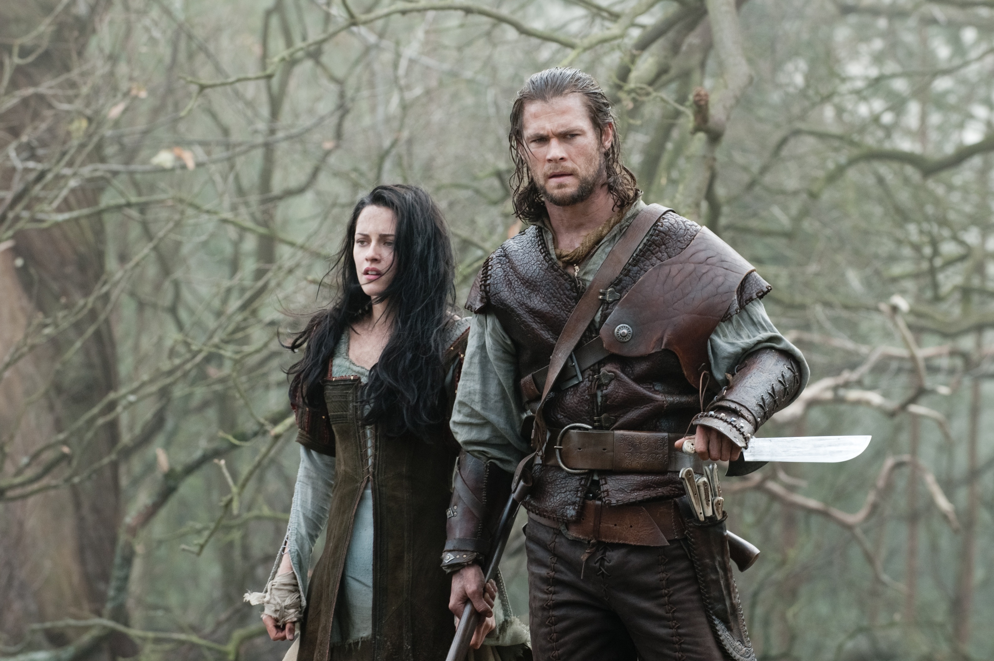 Chris Hemsworth, Huntsman, Snow White, Action, 3180x2120 HD Desktop