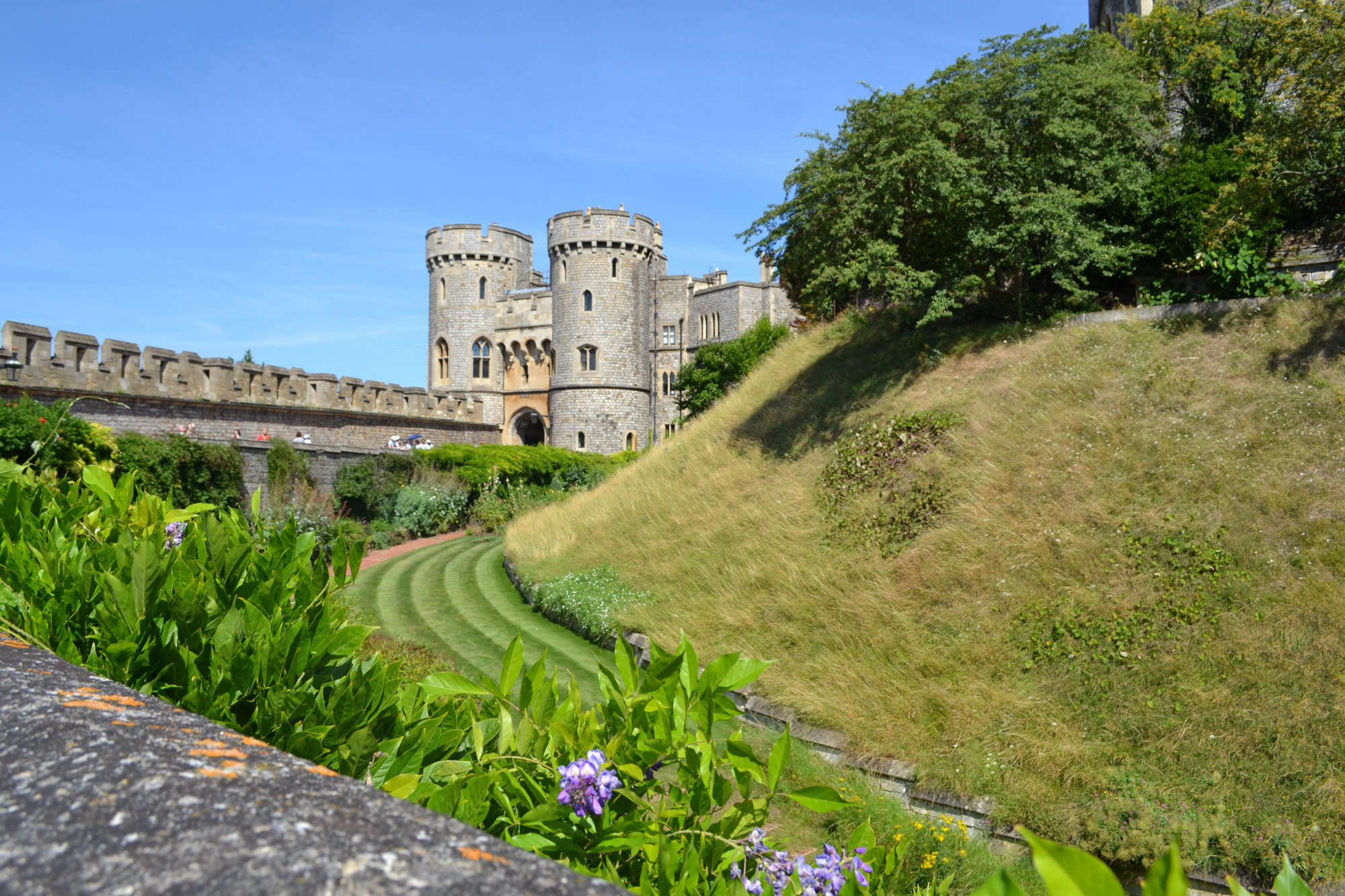 Schloss Windsor, Iconic castle, Royal residence, Fascinating facts, 2000x1340 HD Desktop