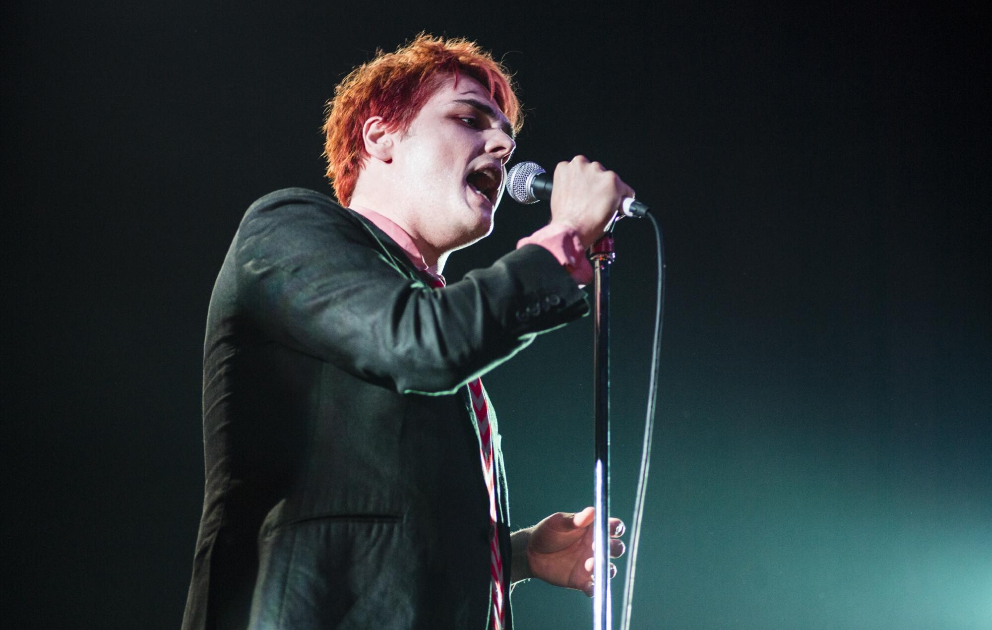 Gerard Way, Rock resurgence, Music comeback, Gerard Way on stage, 2000x1270 HD Desktop