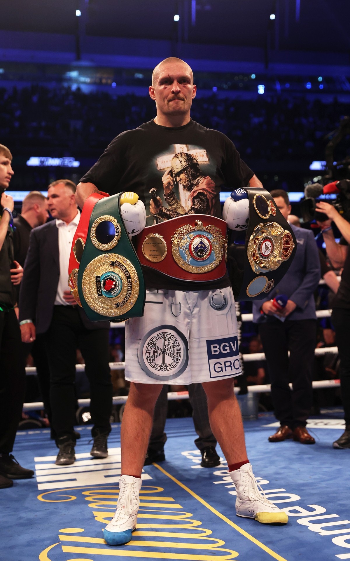 Oleksandr Usyk, Heavyweight boxing champion, London victory, World boxing, 1200x1930 HD Phone