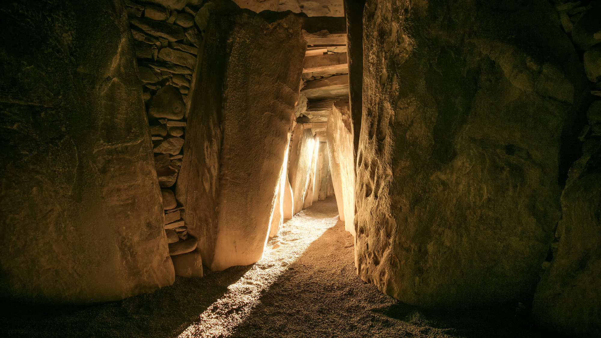 Newgrange, Winter solstice, National Museum of Ireland, Ancient history, 2000x1130 HD Desktop