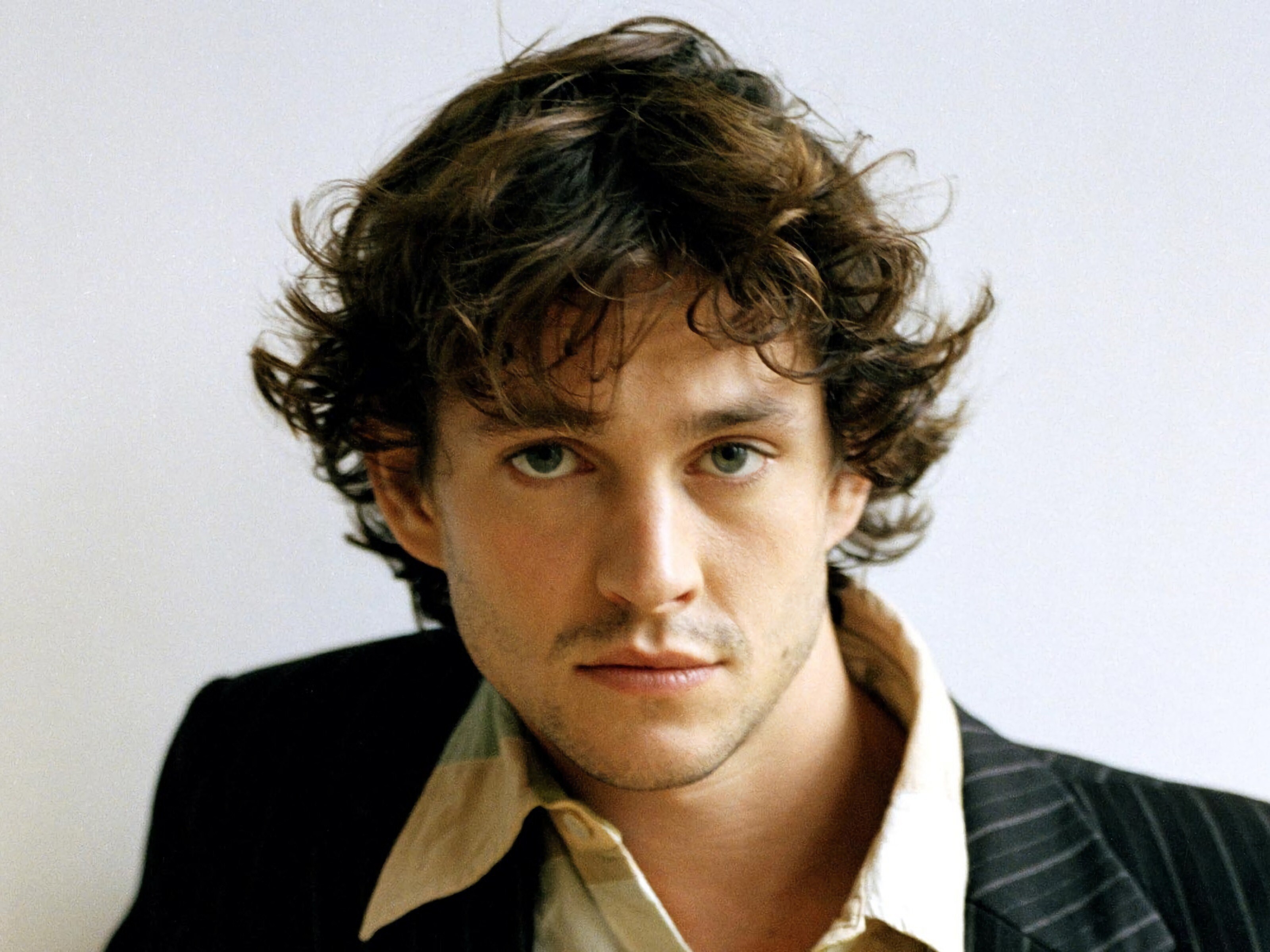 Hugh Dancy, Emmy-nominated actor, Complex characters, Magnetic screen presence, 3200x2400 HD Desktop