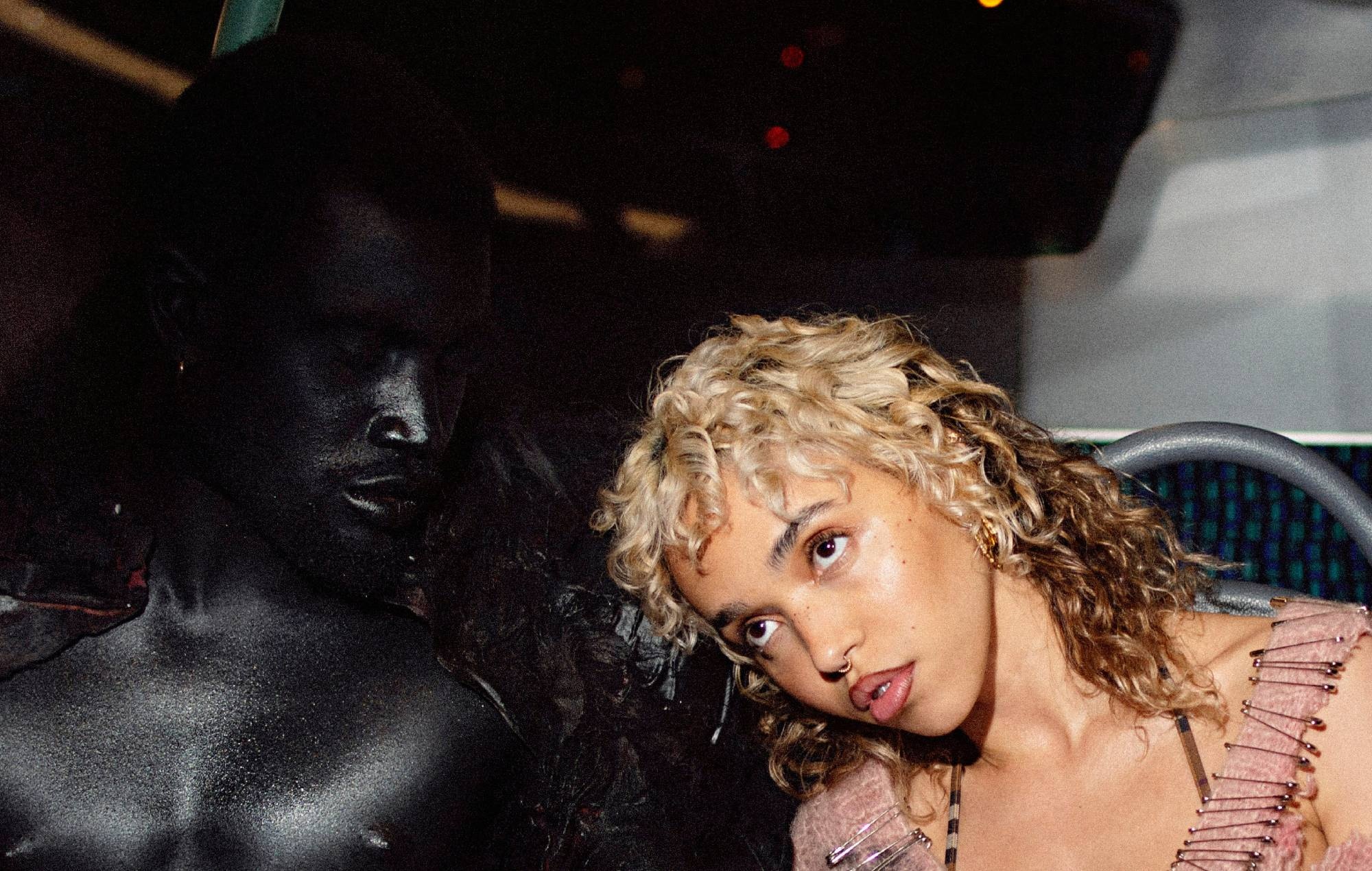 FKA Twigs, Catch a night bus, Intimate thank you, Music, 2000x1270 HD Desktop