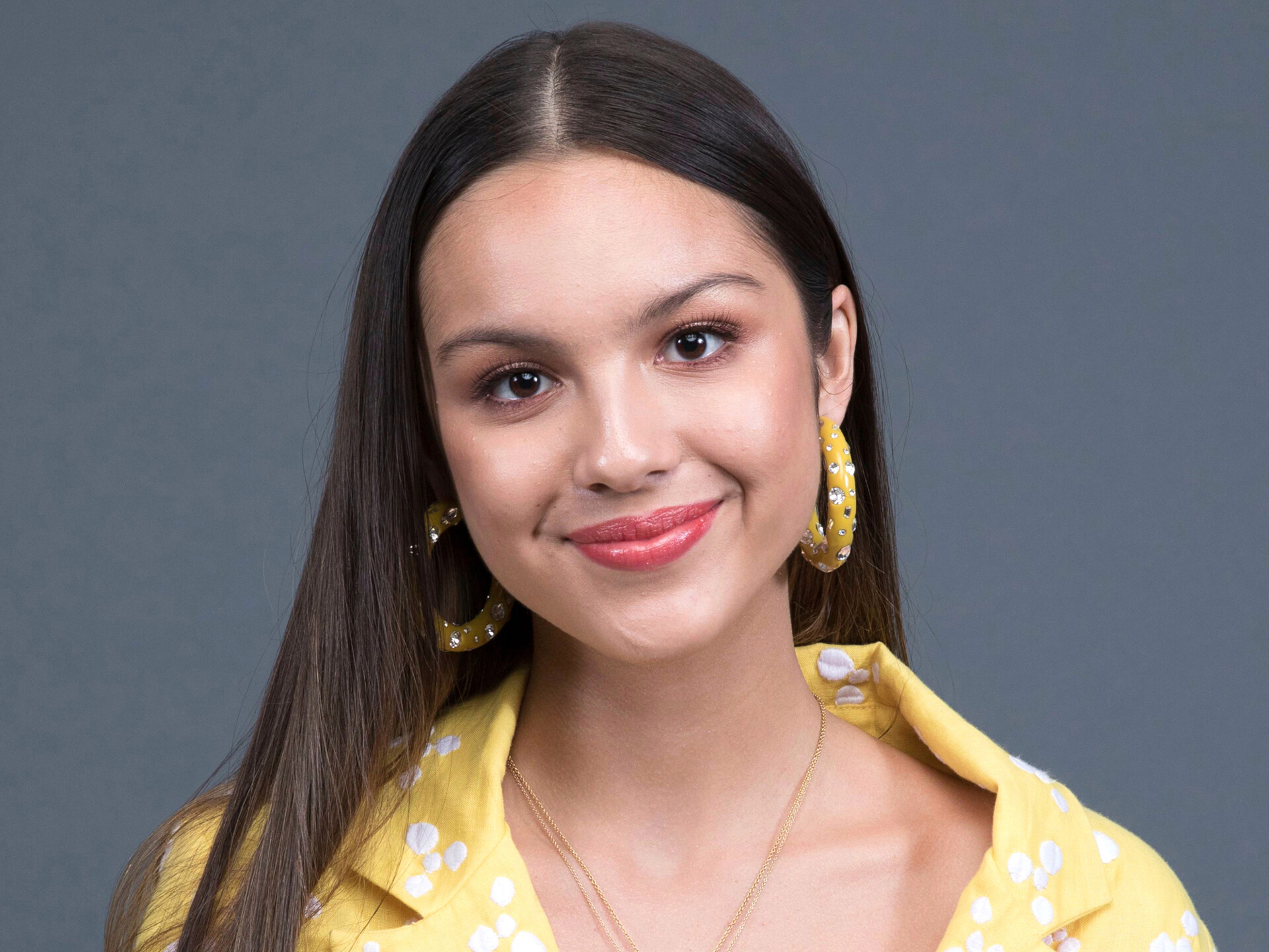 Olivia Rodrigo, Music sensation, Brunette beauty, American actress, 1920x1440 HD Desktop