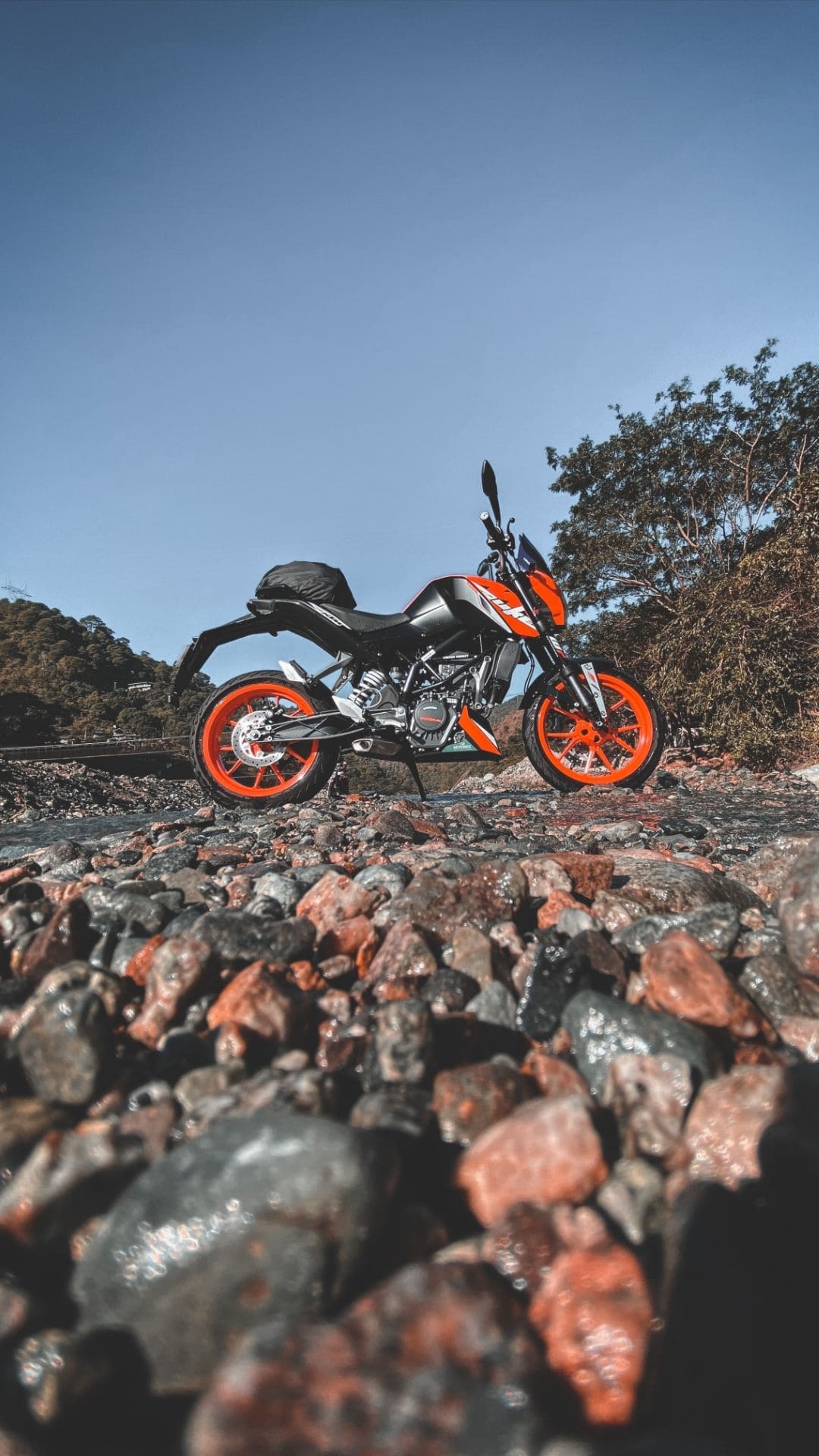 KTM 200 Duke, Brandy prosperare, Sovrano sfondi, Cataratta costrizione, 1080x1920 Full HD Phone