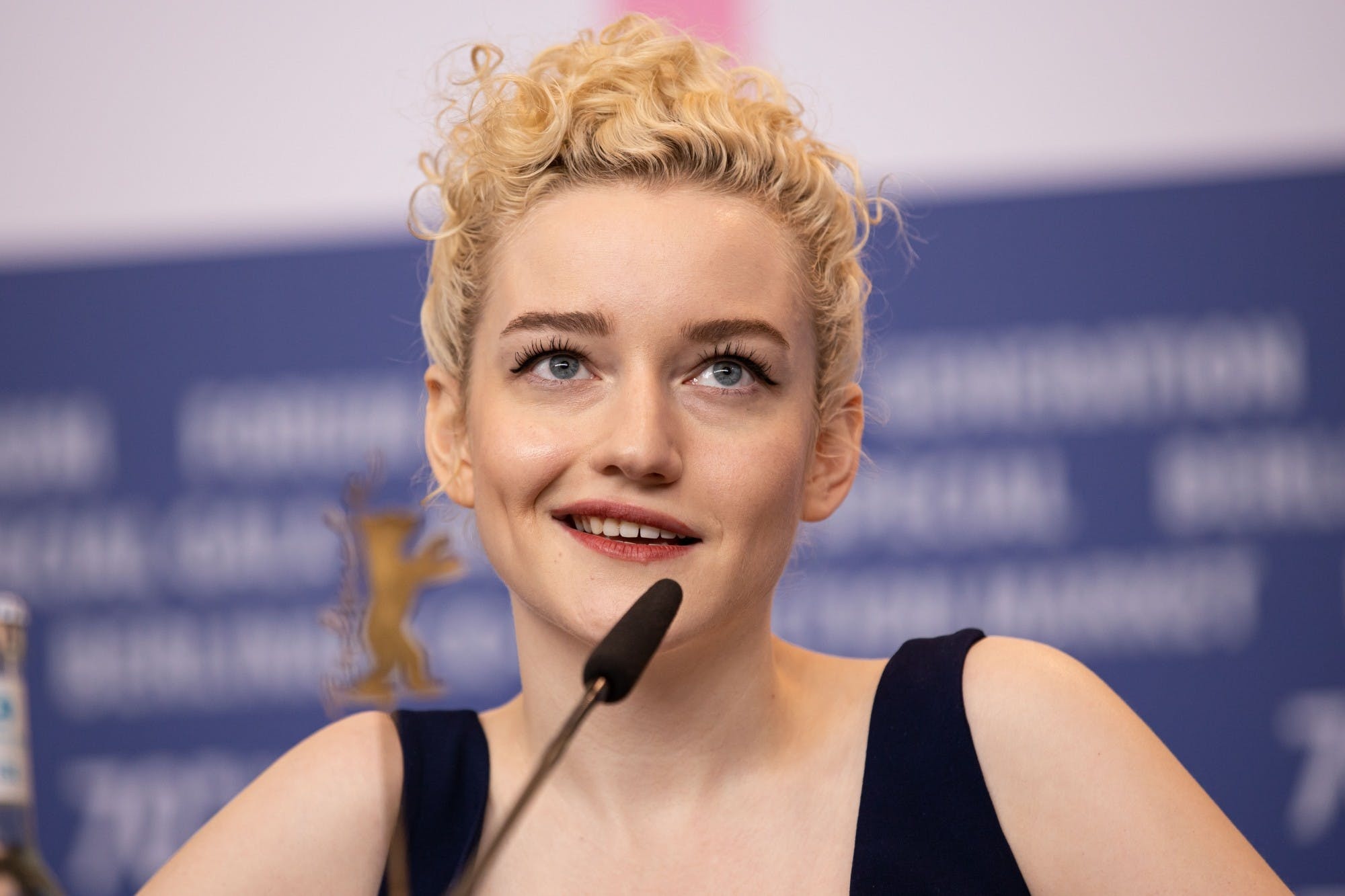 Julia Garner, Ozark and Inventing Anna, Con artist role, Justice portrayal, 2000x1340 HD Desktop