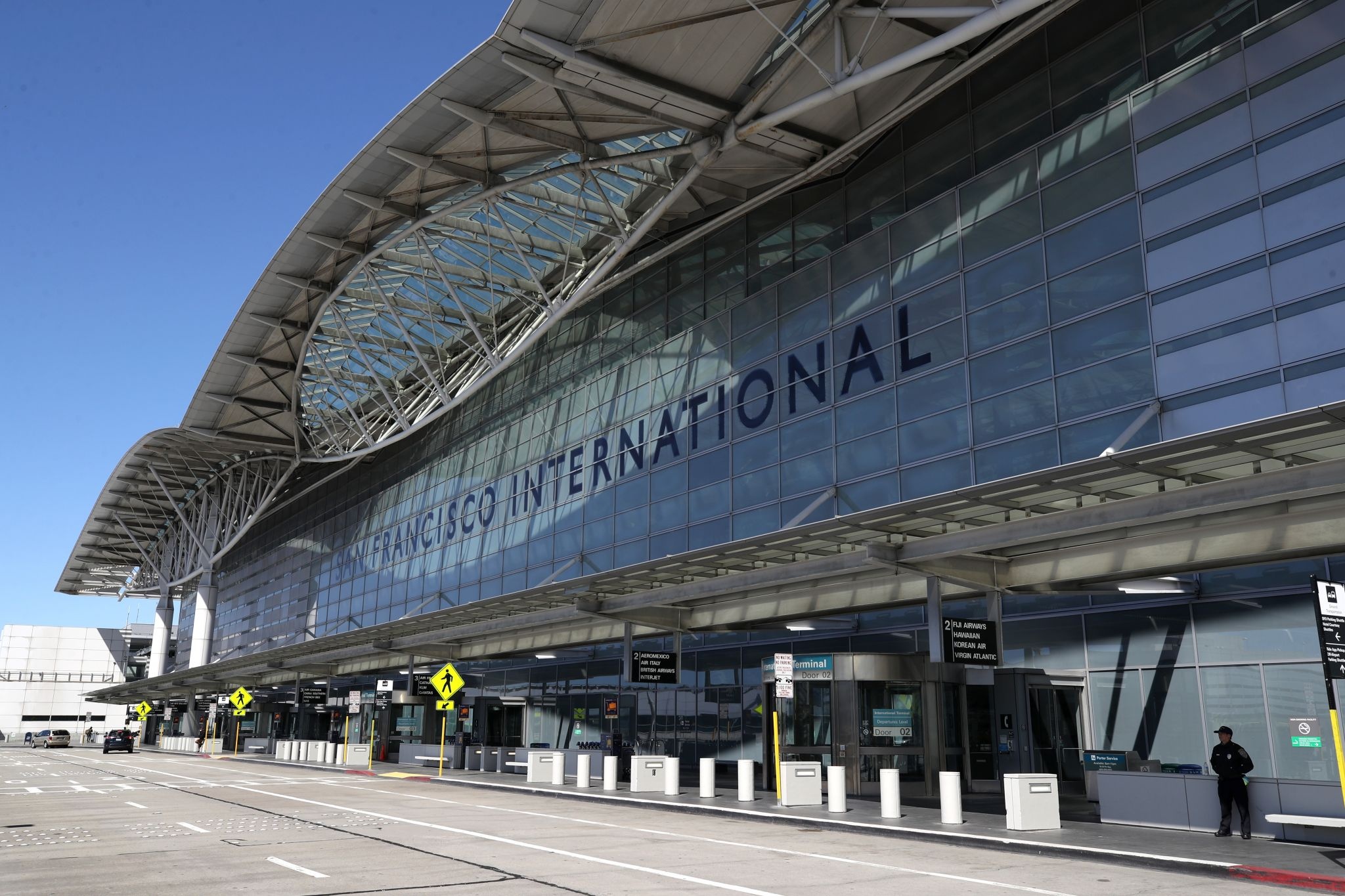 San Francisco International Airport, Shoot and kill, Armed man, 2050x1370 HD Desktop