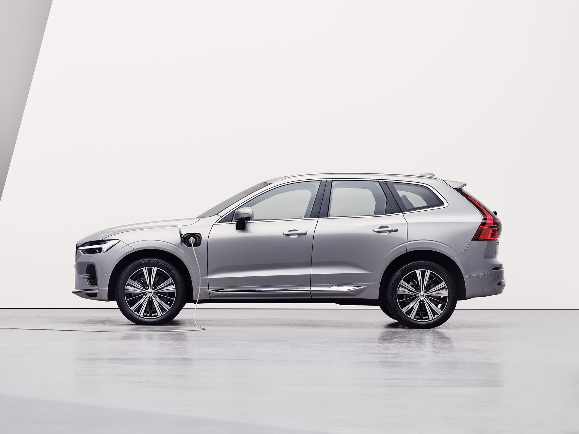 Volvo XC60, Plug-in hybrid technology, Sustainable mobility, Scandinavian design, 1920x1440 HD Desktop