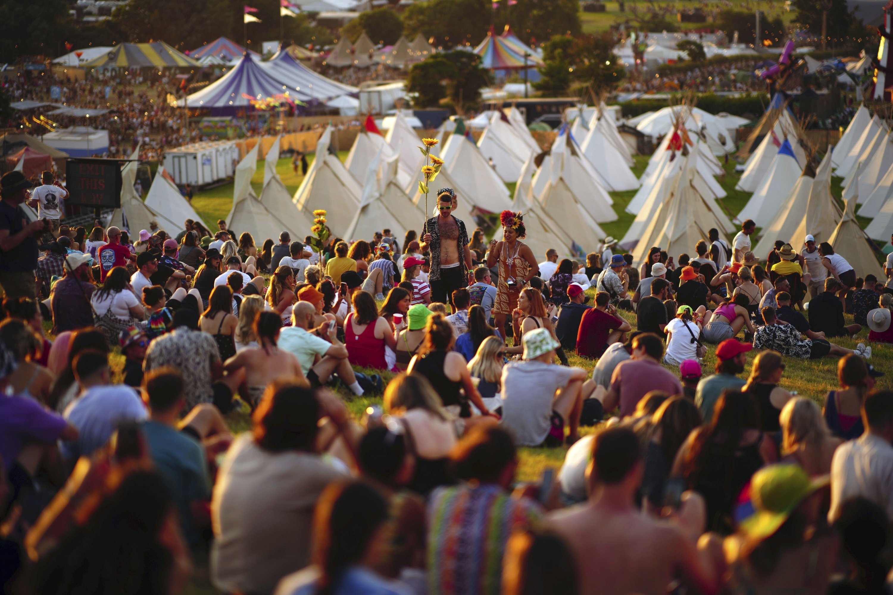 Glastonbury Festival 2022, Stream into Glastonbury, 3000x2000 HD Desktop