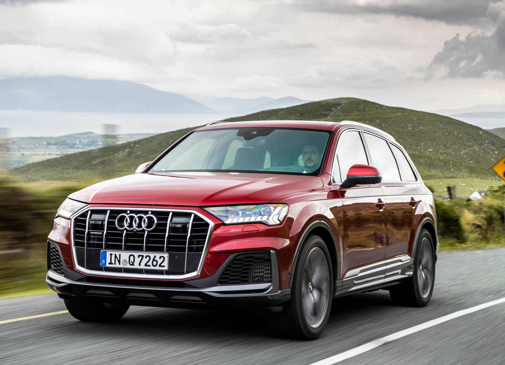 Audi Q7, Commanding presence, Opulent interior, Cutting-edge technology, 1980x1440 HD Desktop