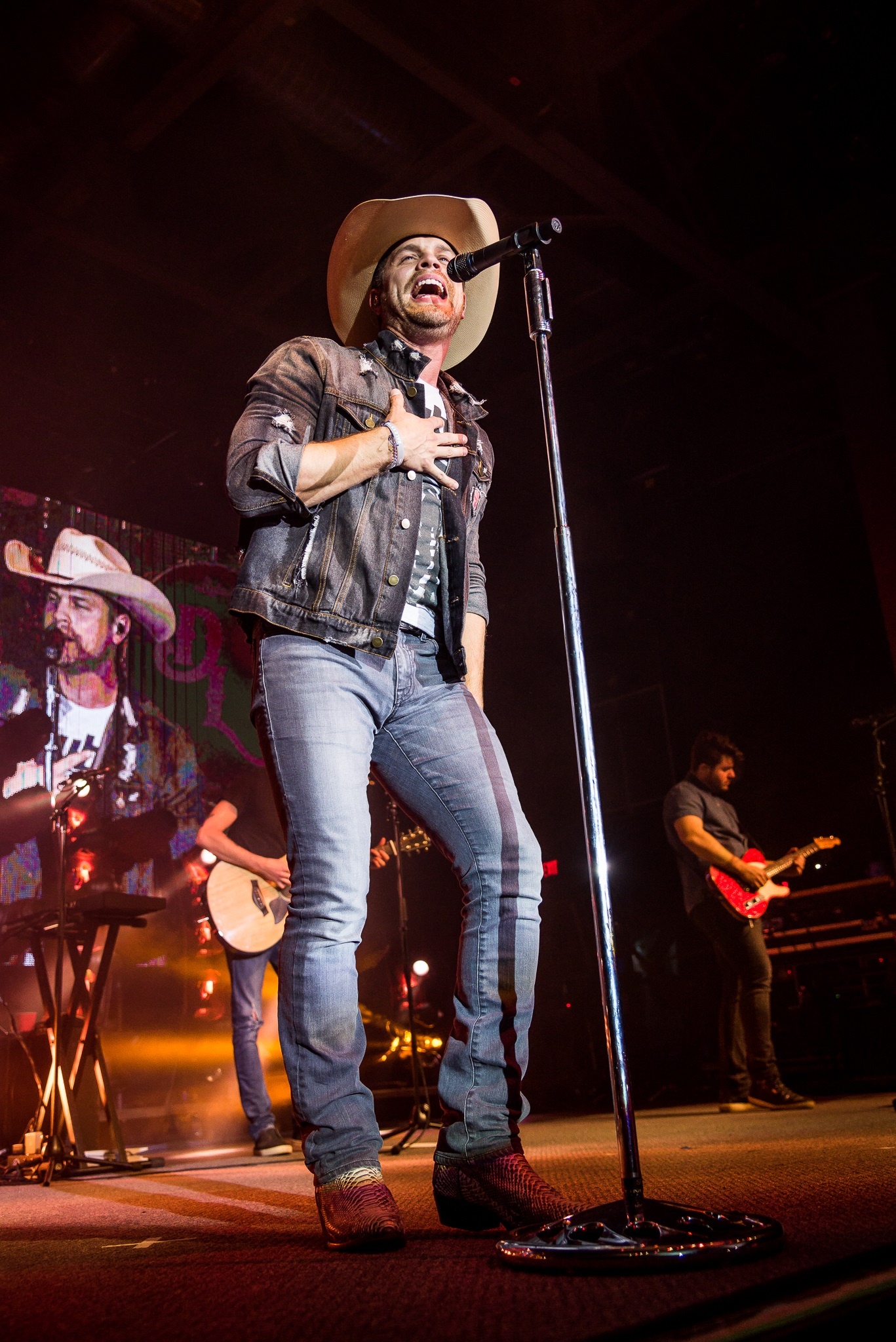 Dustin Lynch, Spotlight on Ride or Die Tour, 1370x2050 HD Phone