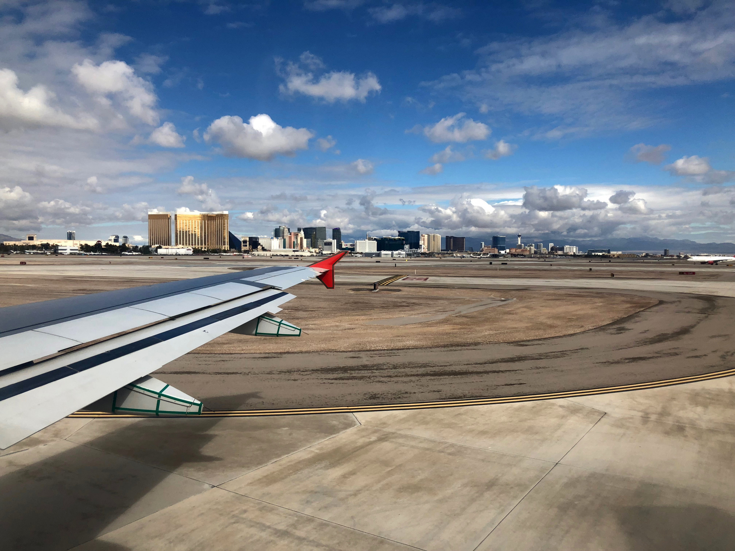 McCarran International Airport, Viral video incident, Stranded passengers, JetBlue, 2500x1880 HD Desktop