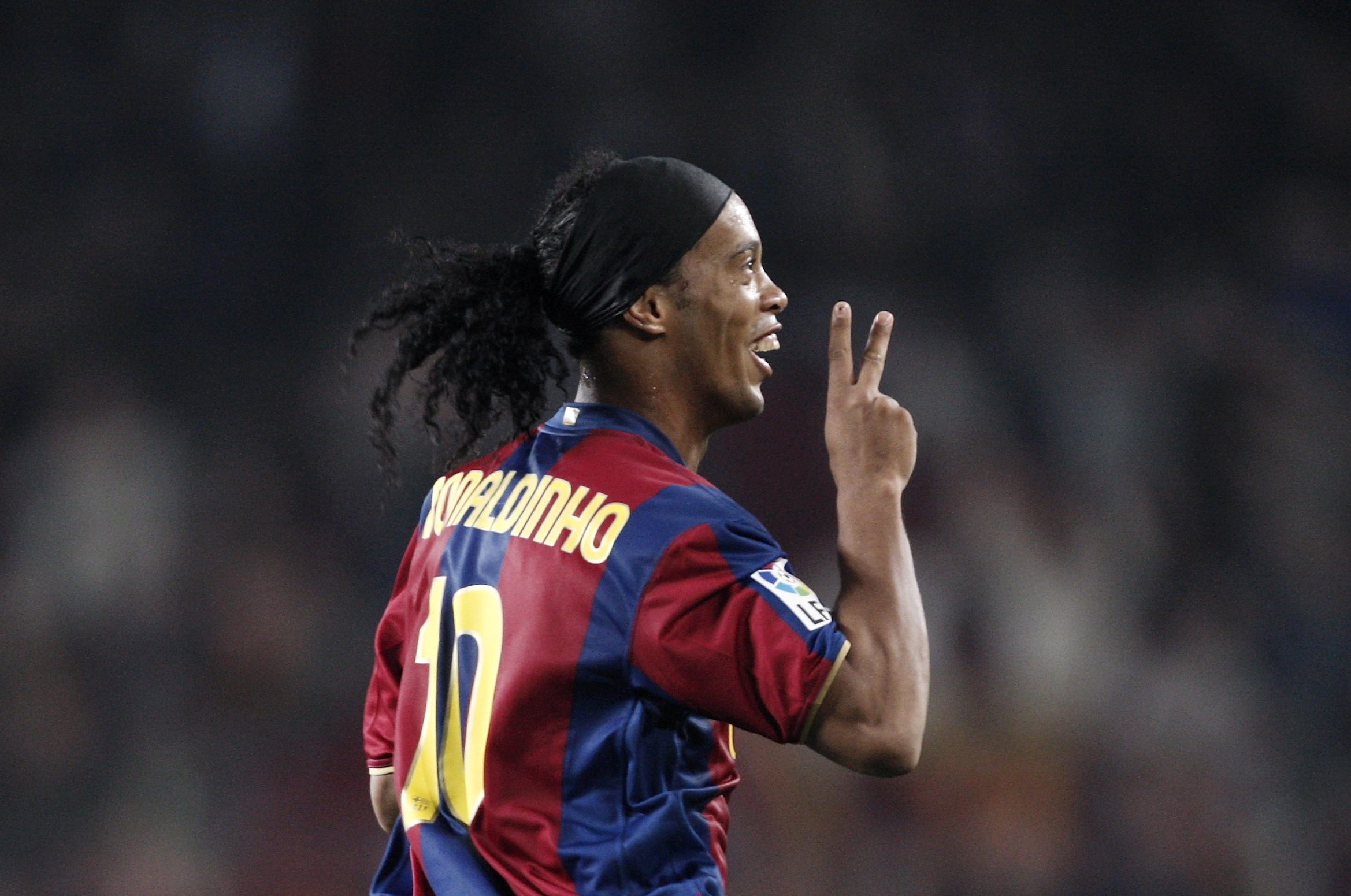Ronaldinho, FC Barcelona jersey, peace sign celebration, HD Desktop wallpaper