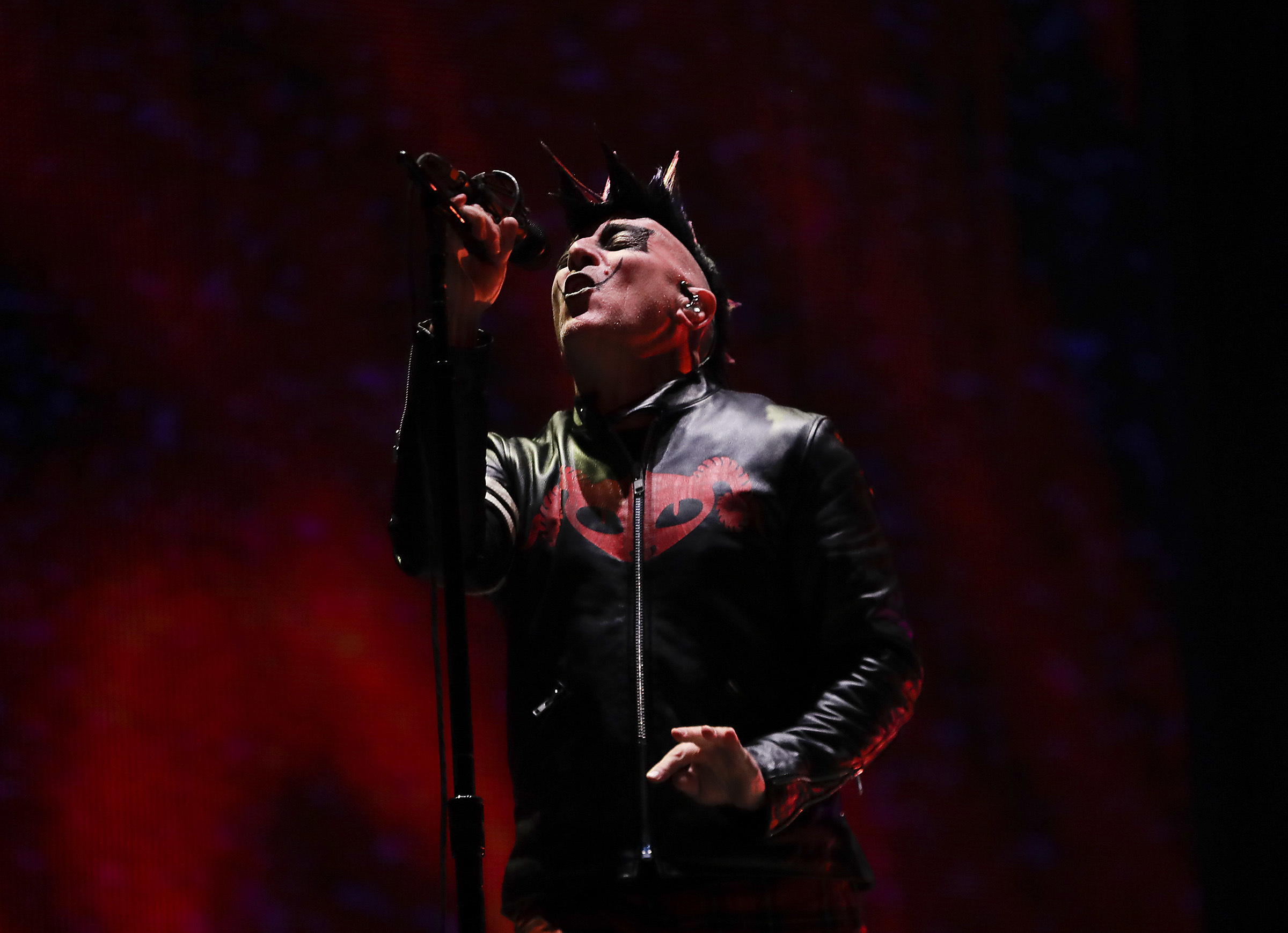 Maynard James Keenan, Keeps Distance from Crowd, 2400x1740 HD Desktop