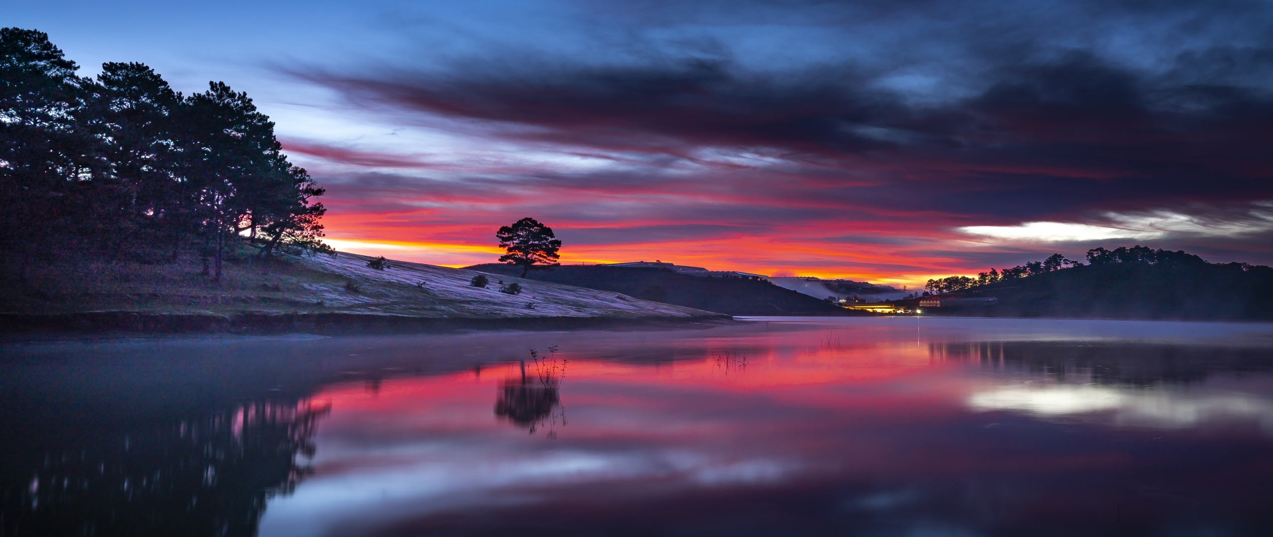 Dan Kia Lake, solitary pine tree, misty lake dusk reflection, Dual Screen Desktop wallpaper