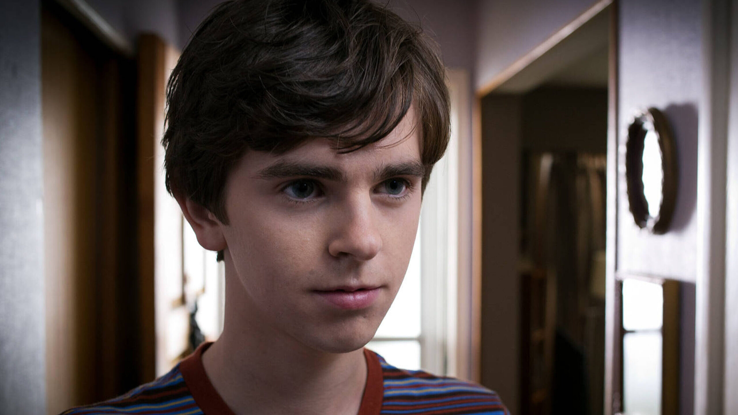 Freddie Highmore Heist Movie, Netflix Hit, Exciting Adventure, Memorable Performance, 2560x1440 HD Desktop