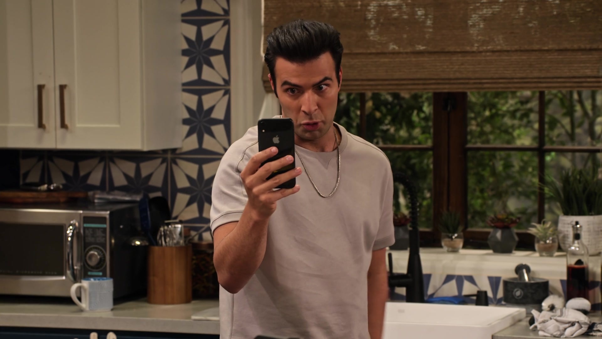 Jencarlos Canela as Victor, Expanding Universe of Ashley Garcia, Apple iPhone smartphone, S01E11, 1920x1080 Full HD Desktop