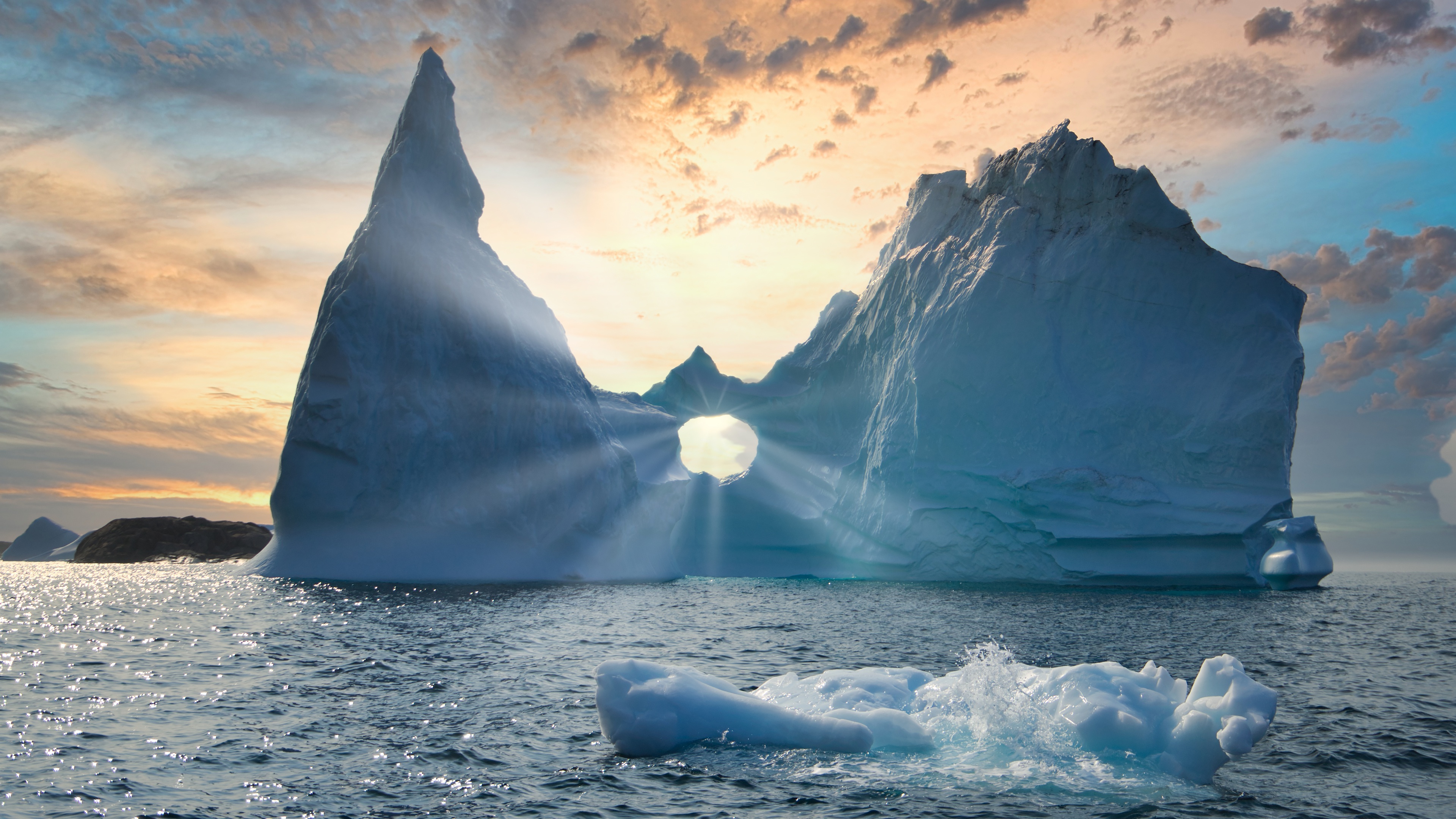 Iceberg spectacle, Sunbeam glow, Stunning sight, Wallpaper perfection, 3840x2160 4K Desktop