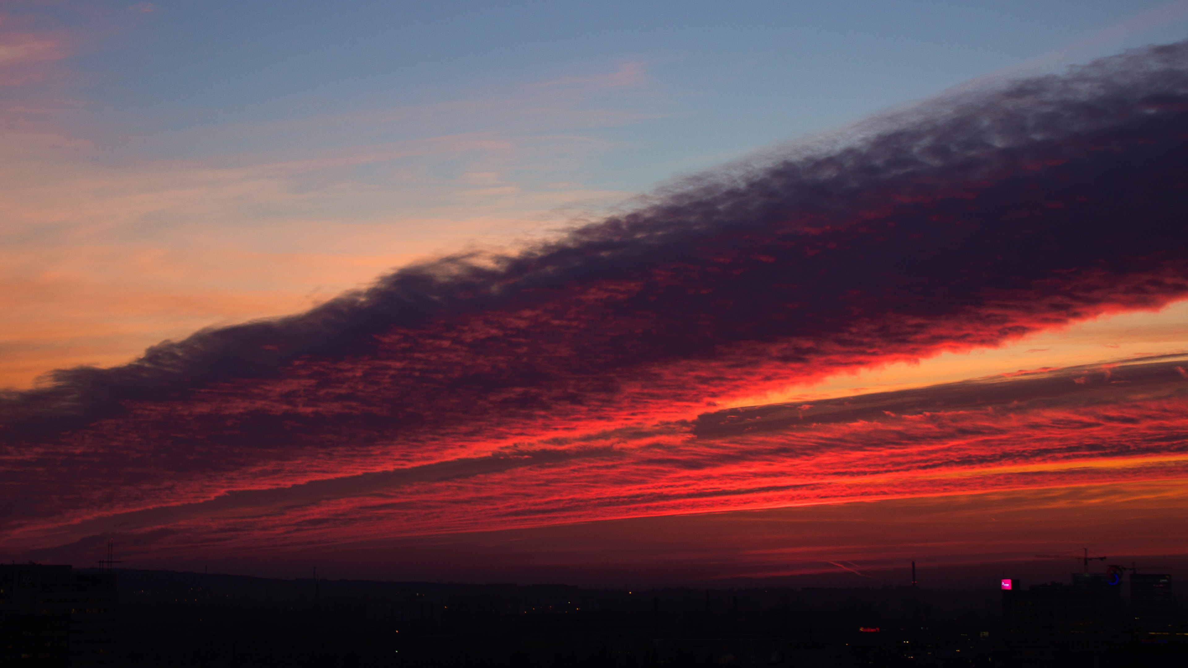 crimson sunset clouds, dark city skyline silhouette, orange twilight sky, 4K Desktop wallpaper