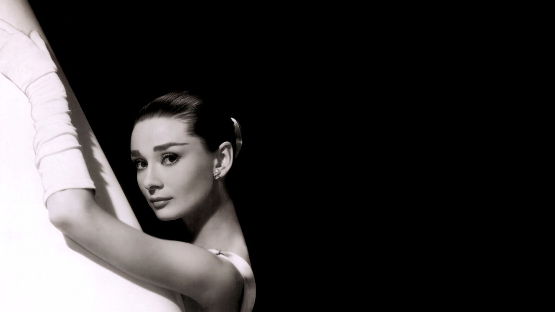 Desktop wallpaper, Audrey Hepburn, Vintage charm, Movie nostalgia, 1920x1080 Full HD Desktop