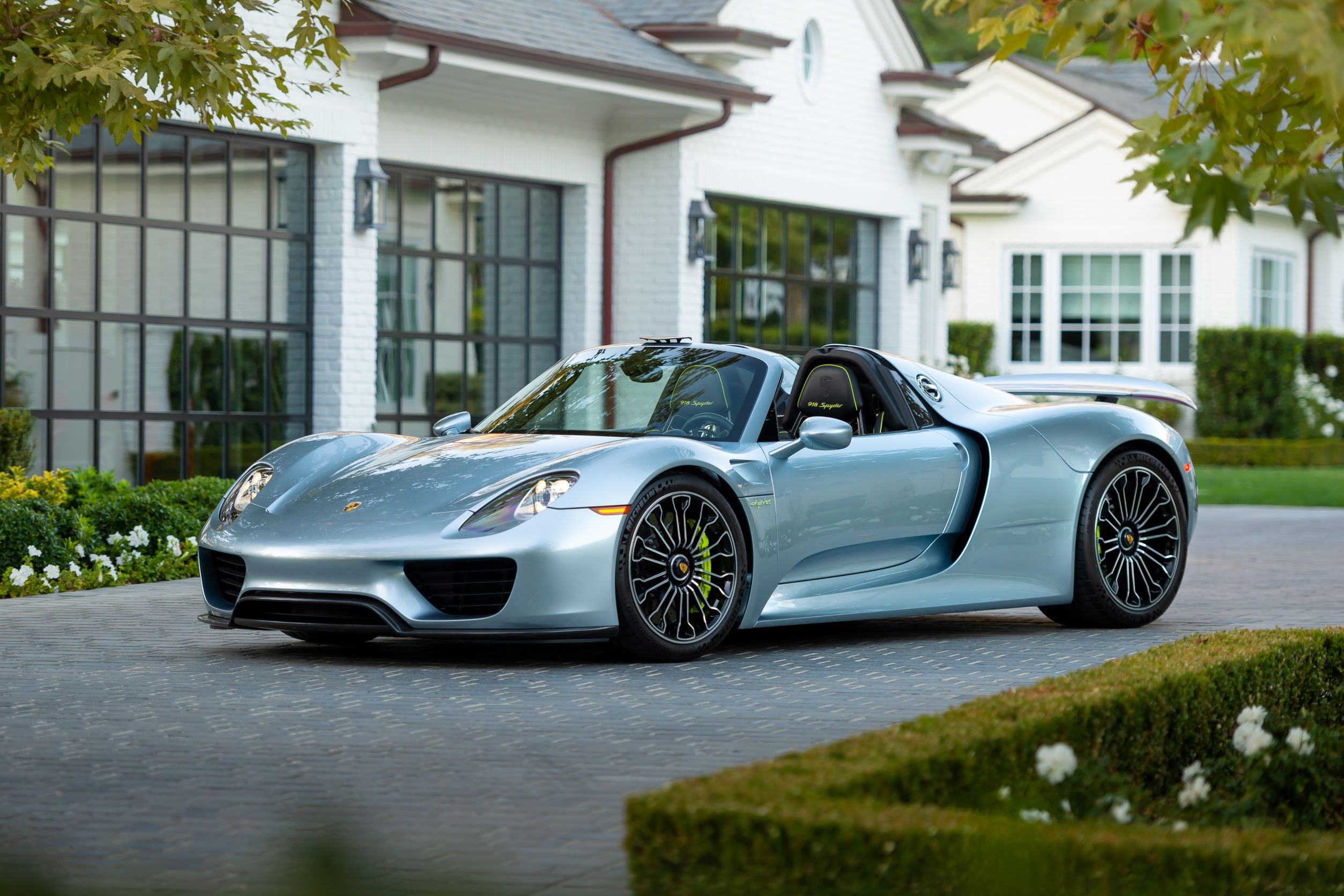 Porsche 918 Spyder, Luxury residential villa, Paved stone driveway, HD Desktop wallpaper