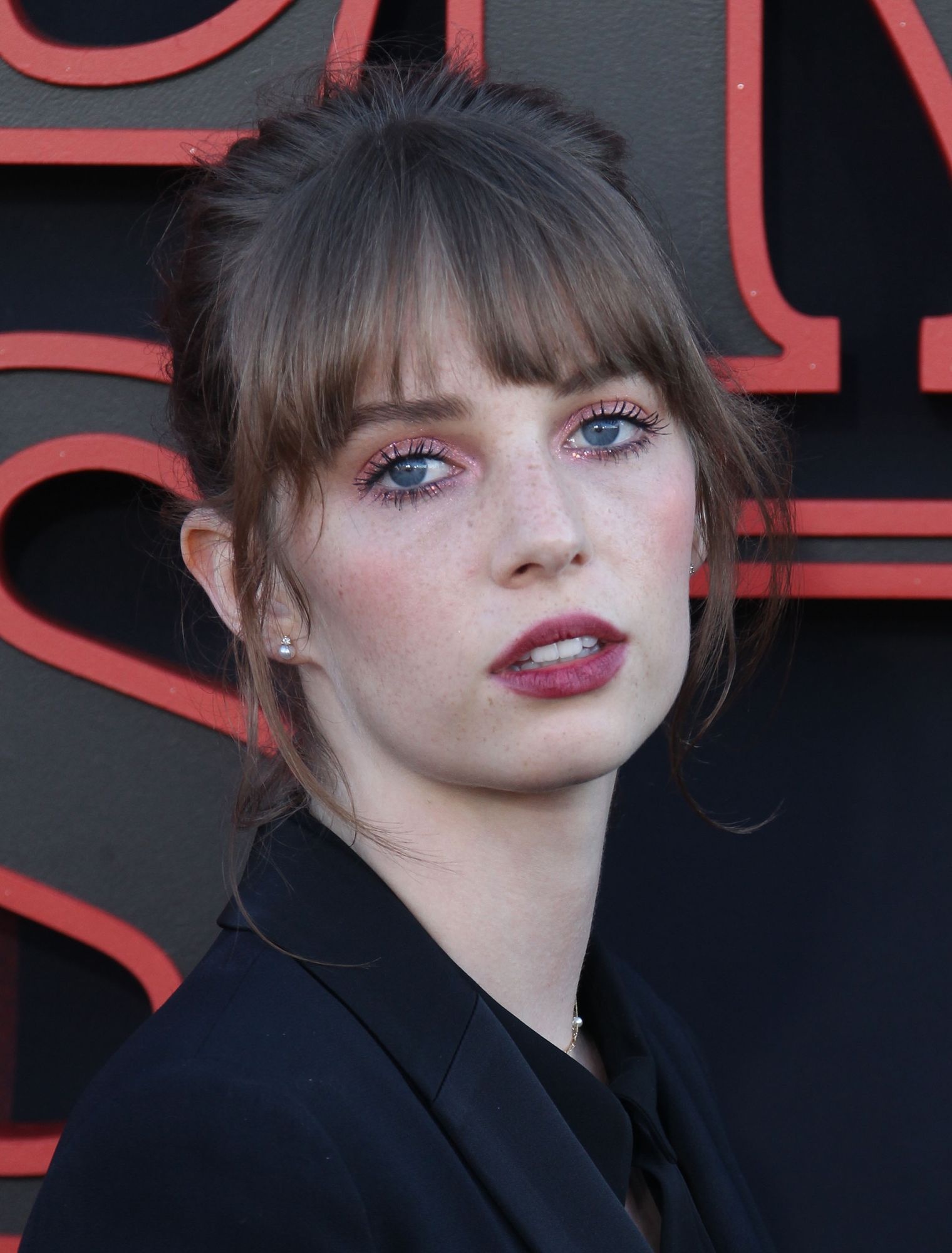 Maya Hawke, Netflix's June 28 premiere, 1520x2000 HD Phone