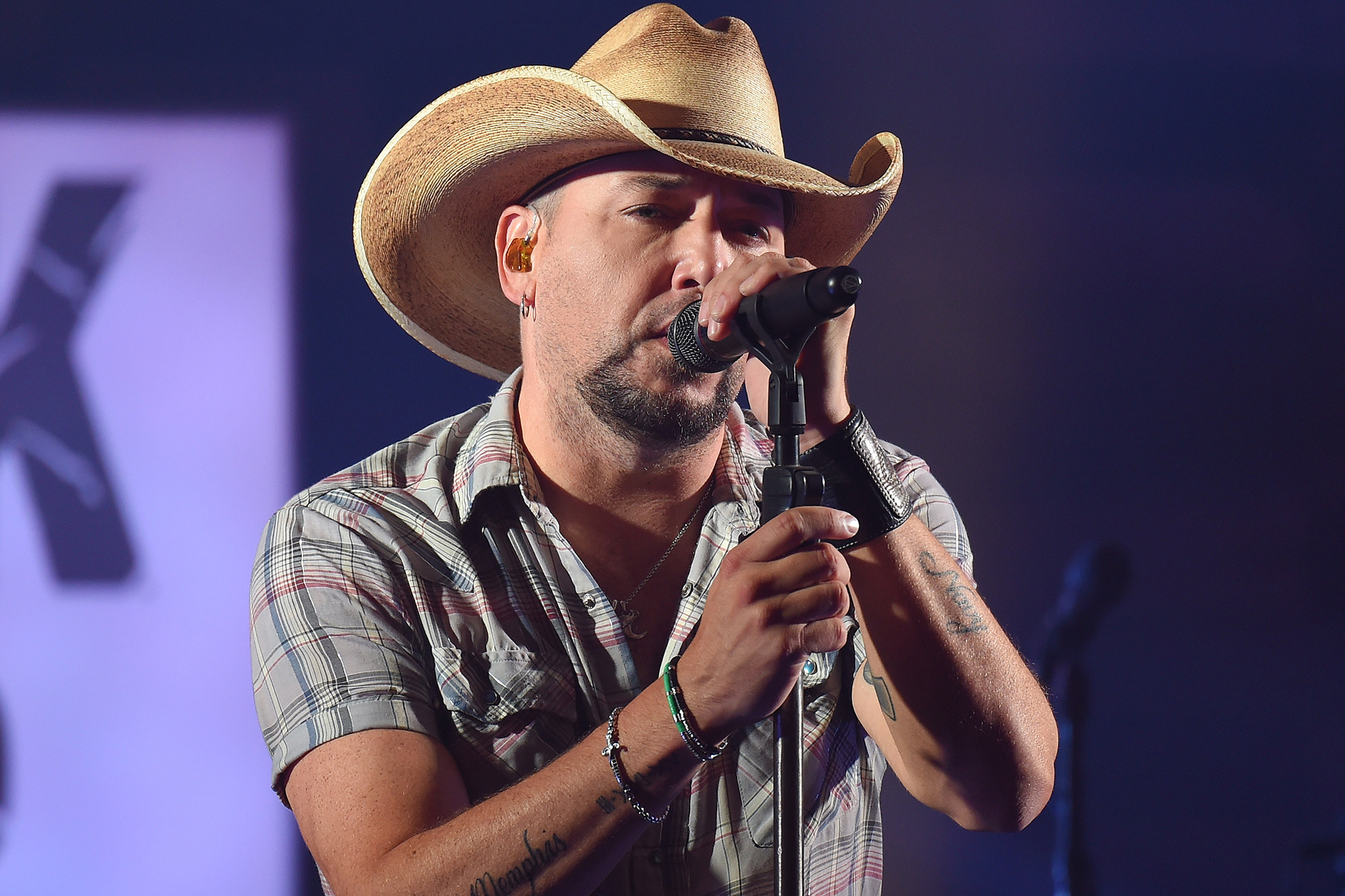 Jason Aldean, Summer tour dates, Exciting live performances, Country music star, 2000x1340 HD Desktop