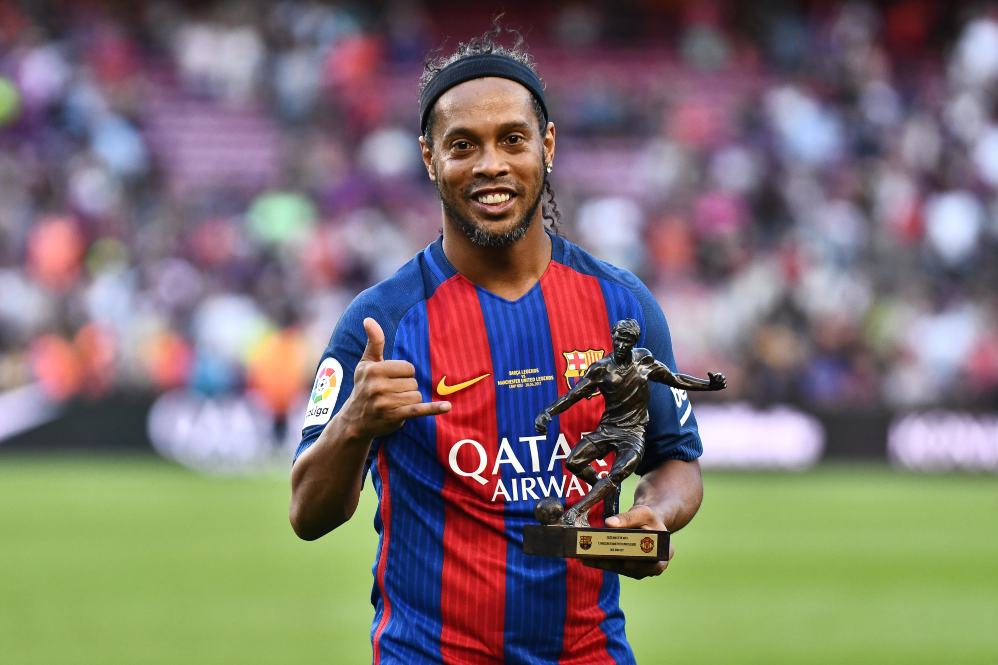 Ronaldinho, FC Barcelona jersey, man of the match trophy, HD Desktop wallpaper