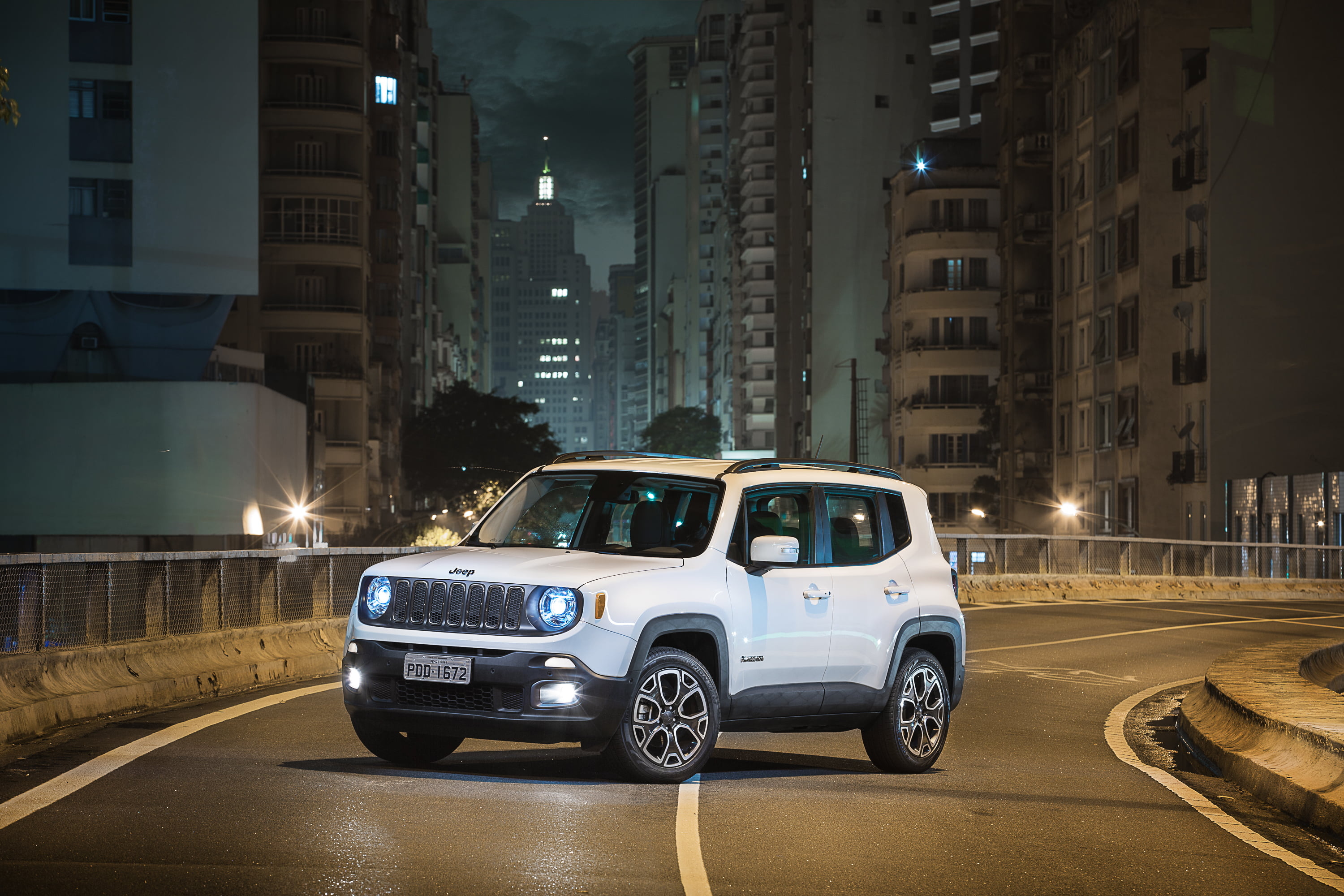 White Jeep SUV, Middle of the road, 3000x2000 HD Desktop