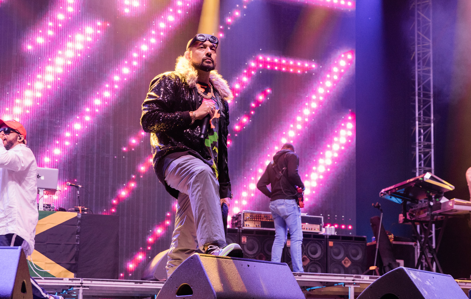 Sean Paul, Glastonbury performance, Mixed reviews, Musical disappointments, 2000x1270 HD Desktop