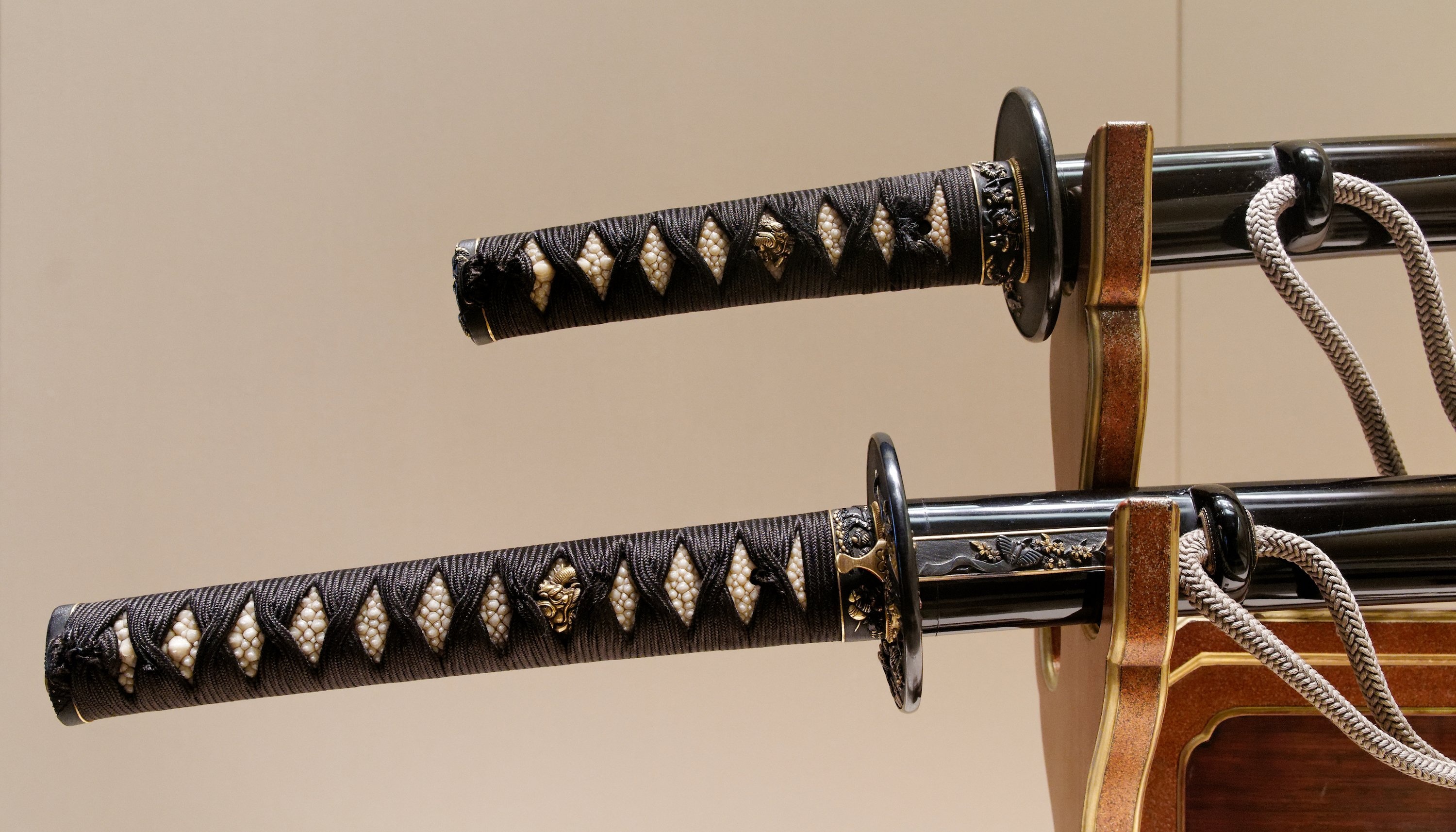 Katana tsuka hilt, Black lacquered saya scabbard, Katanakake sword stand, HD Desktop wallpaper