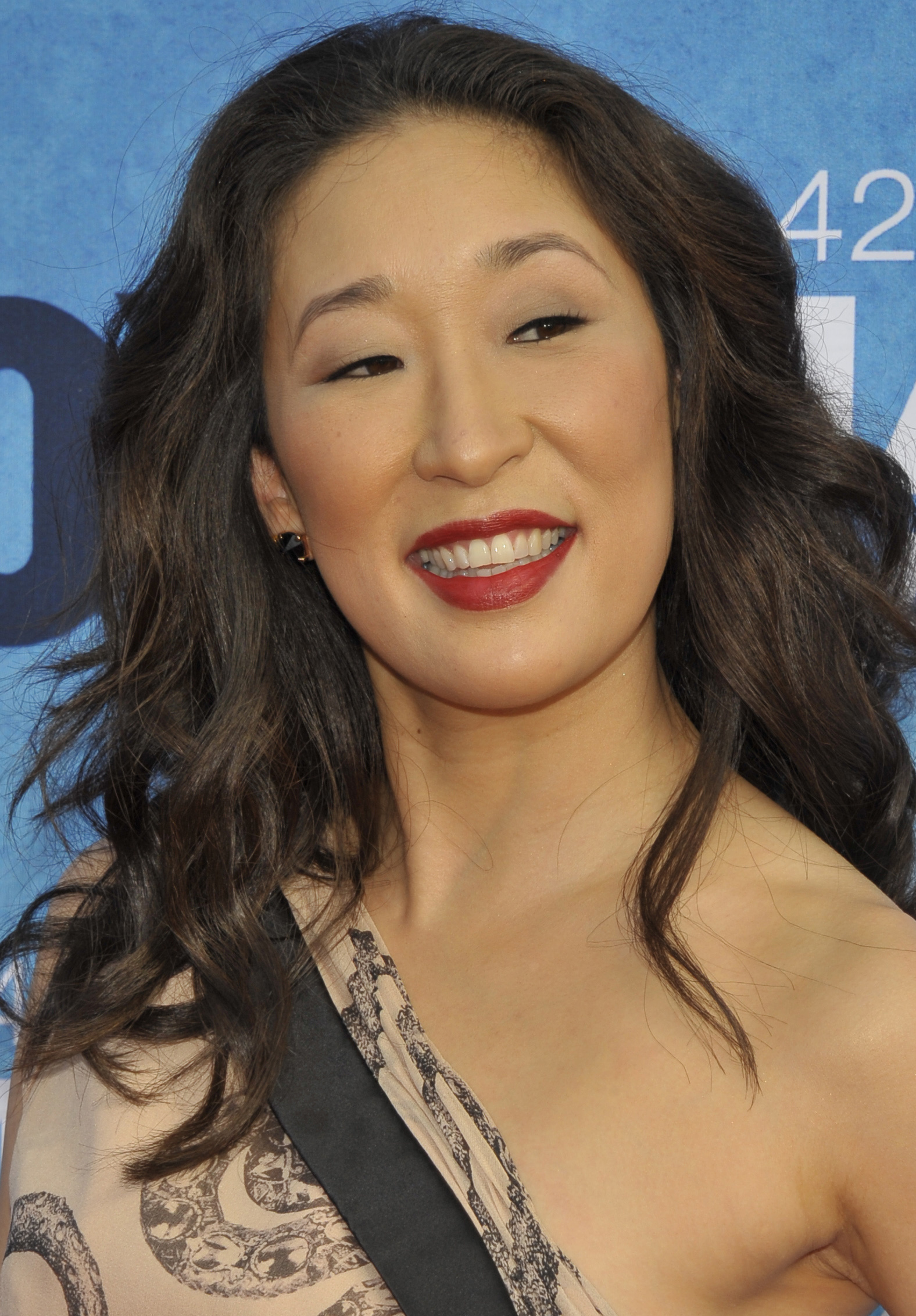 Sandra Oh, San Francisco, Modern artwork, Creative wallpaper, 1580x2270 HD Phone